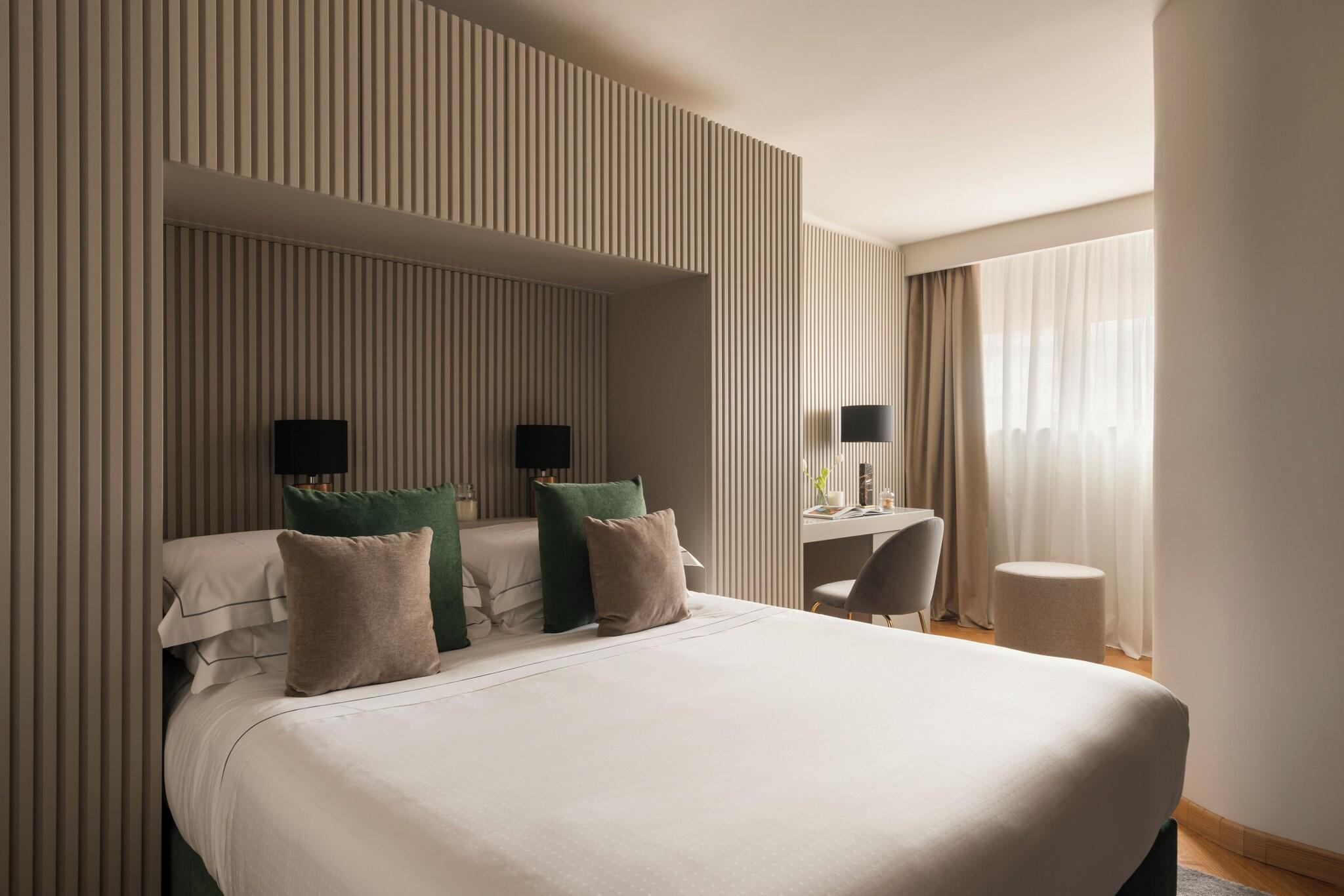 Double Classic Queen Bed