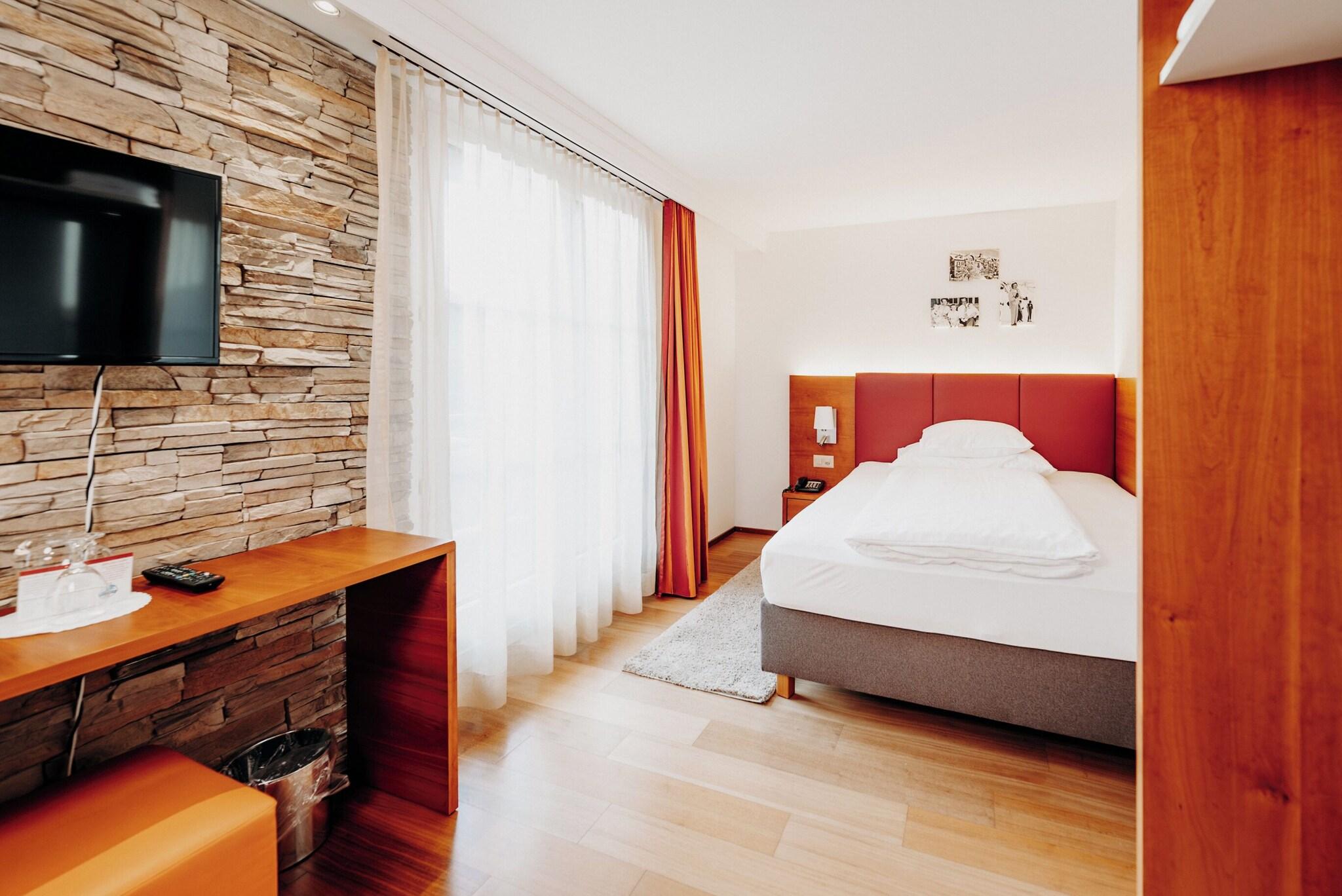 Single Superior Mountain View