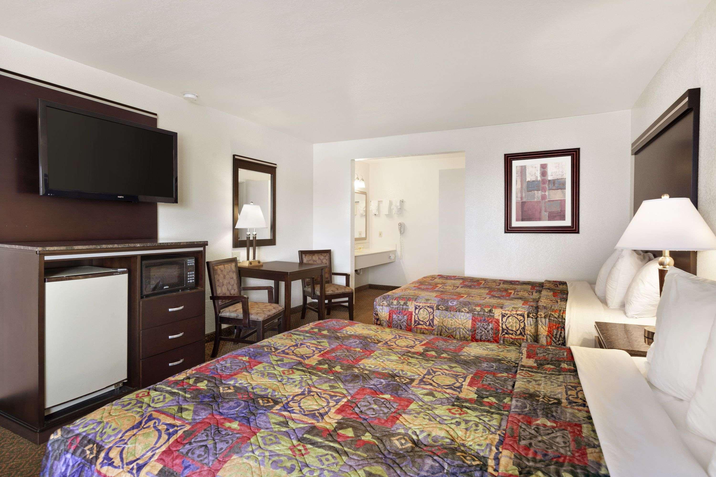 Quadruple Two Queen Beds