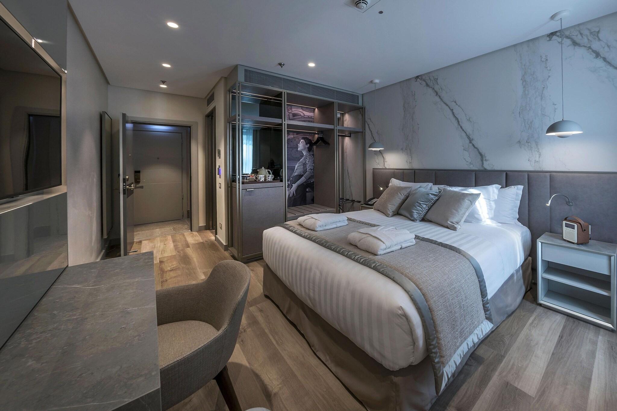 Double Classic Queen Bed