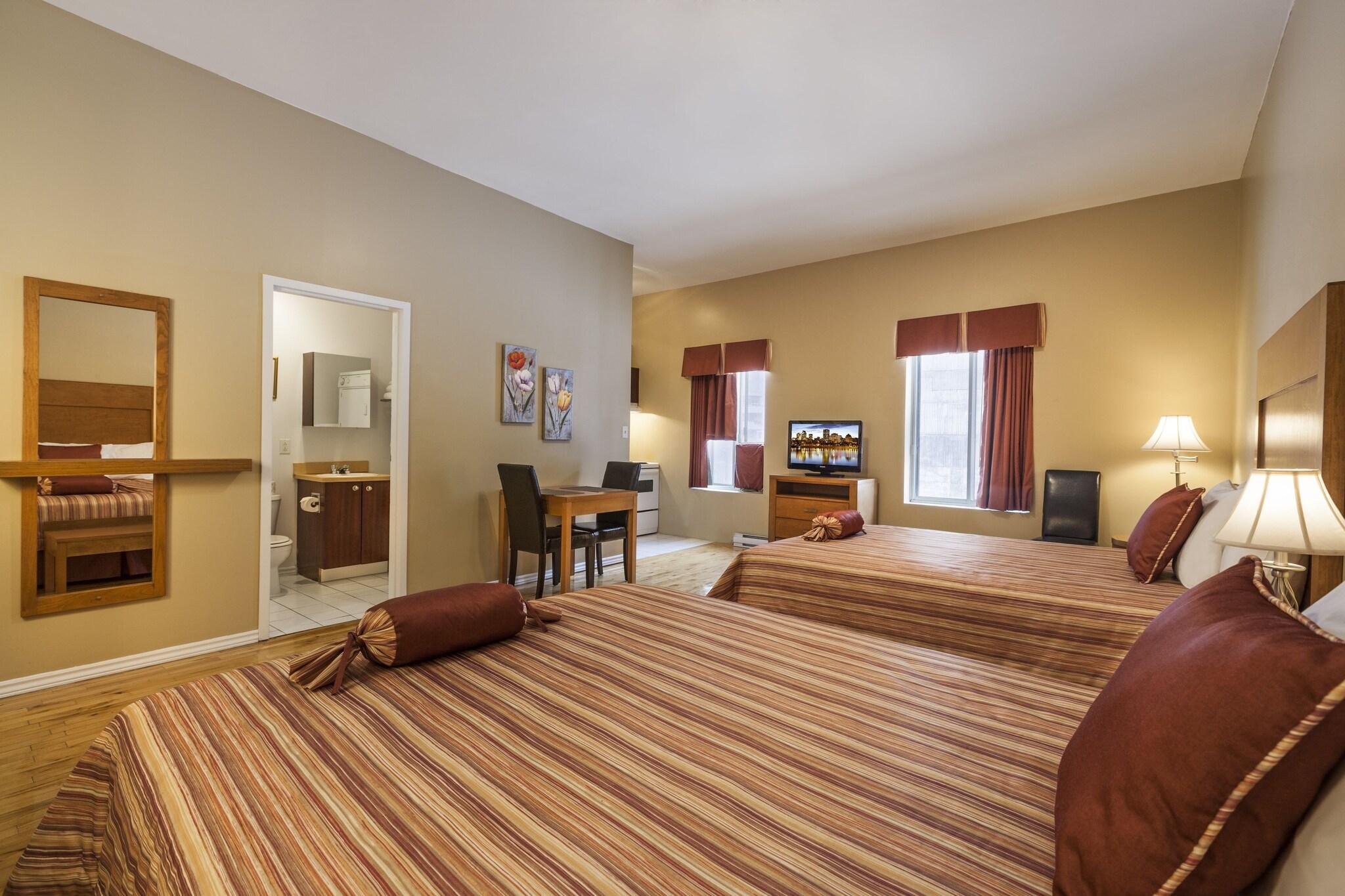 Studio Two Queen Beds