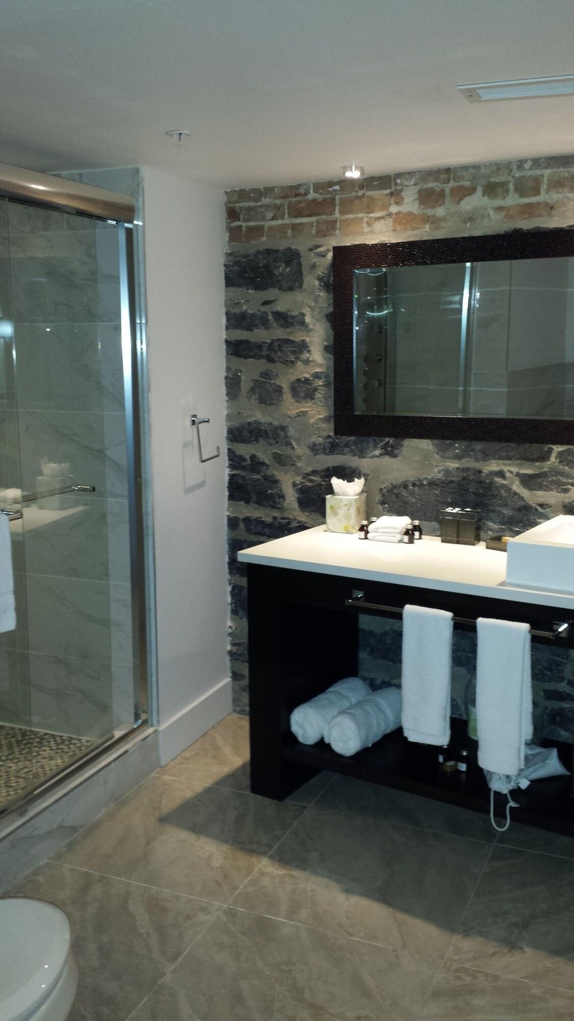 Double Deluxe King Bed