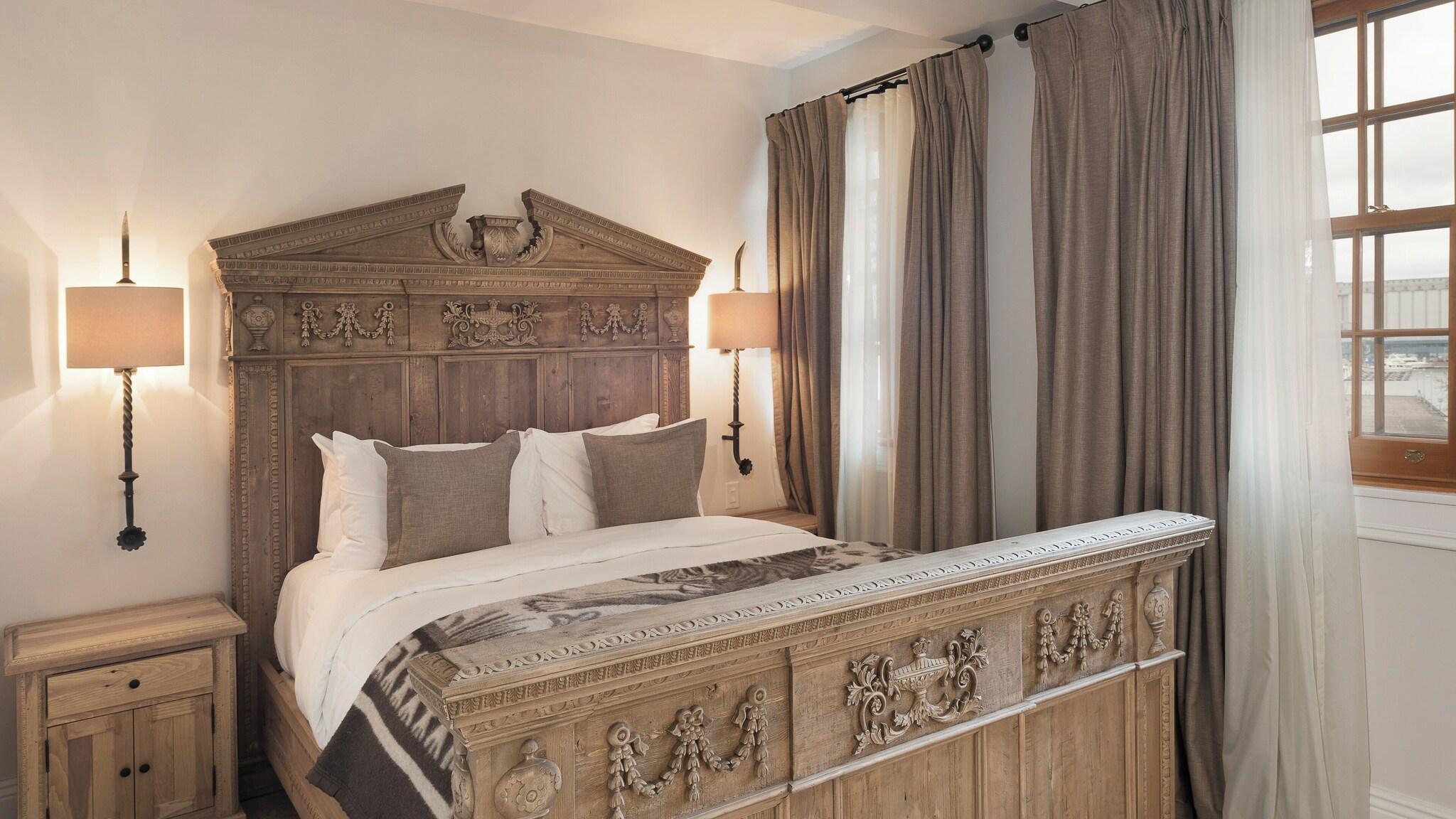 Suite Queen Size Bed