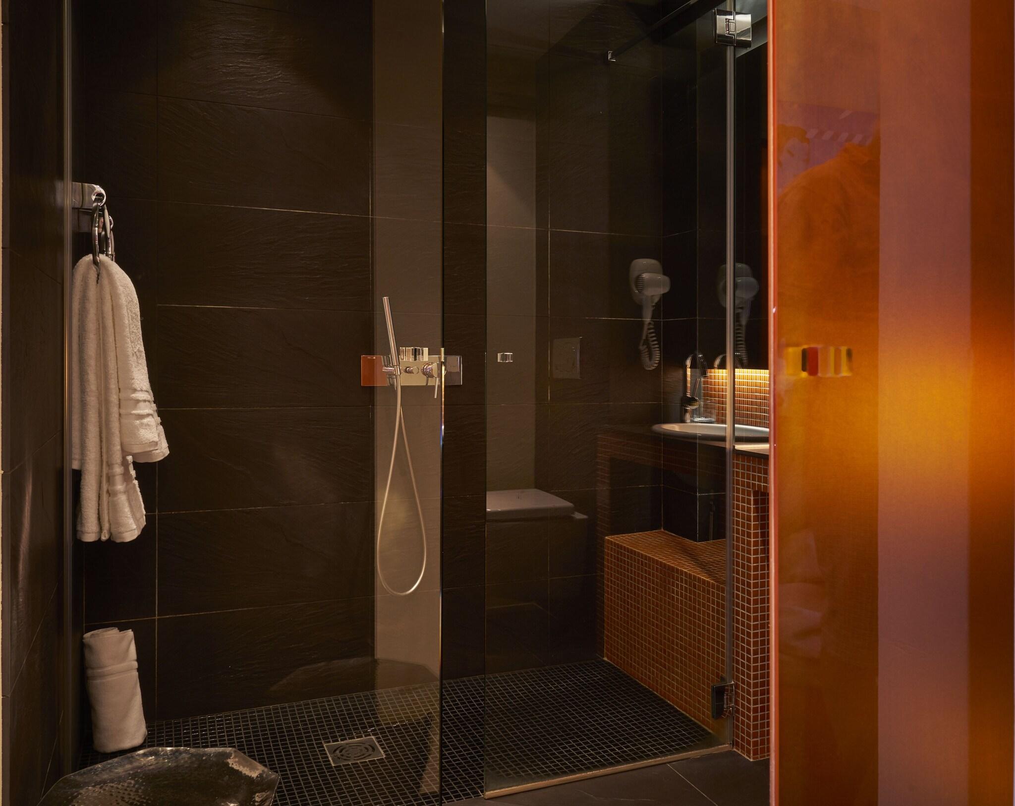 Double Deluxe King Bed