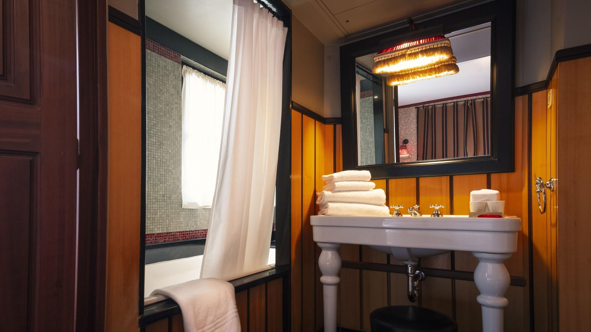 Double Deluxe One Bed