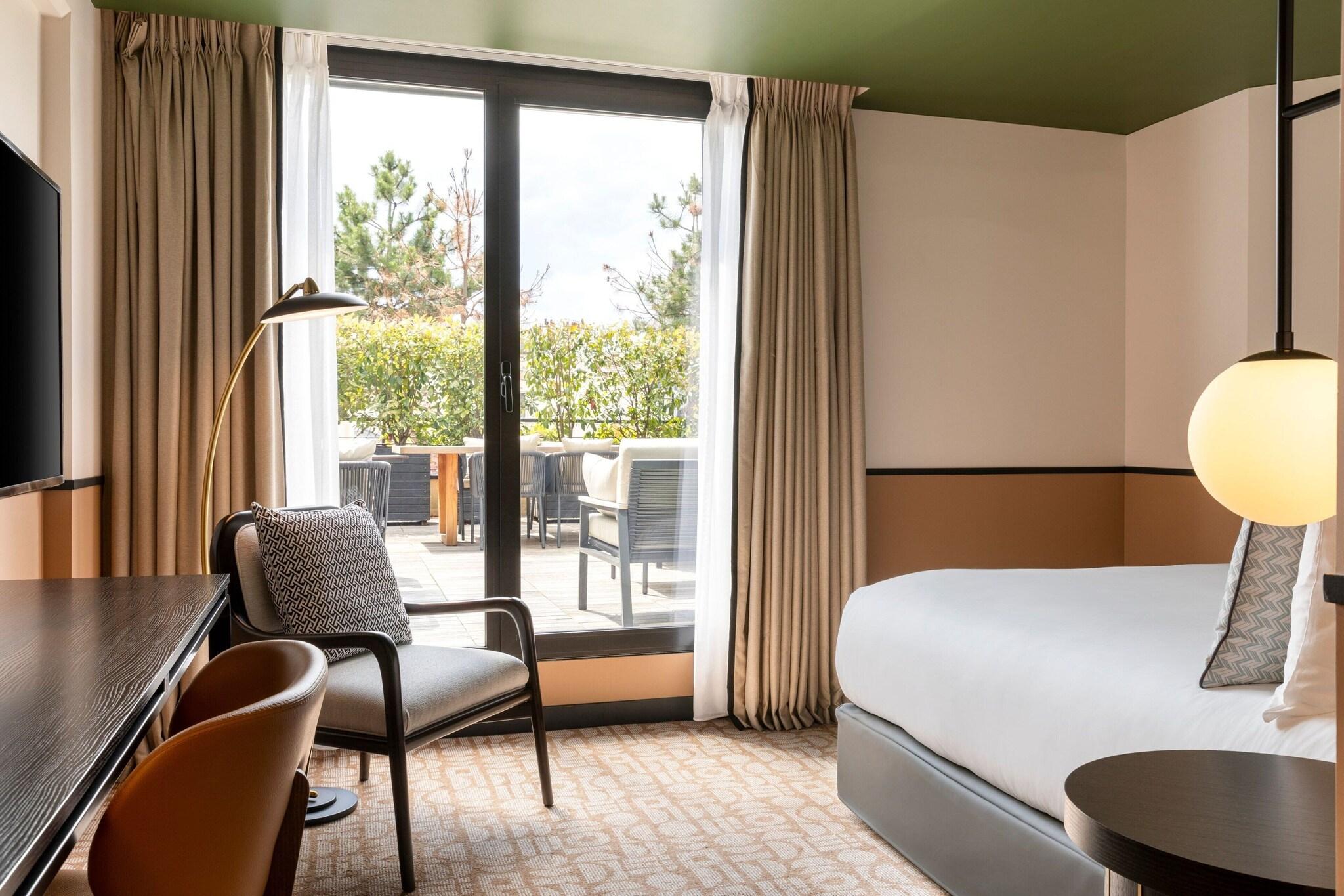 Double Deluxe King Bed