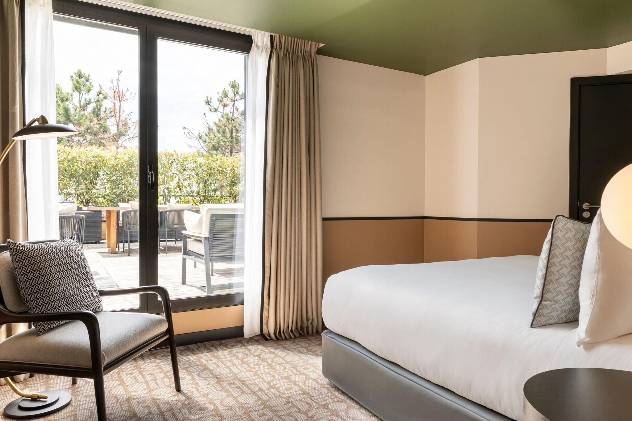 Double Deluxe King Bed