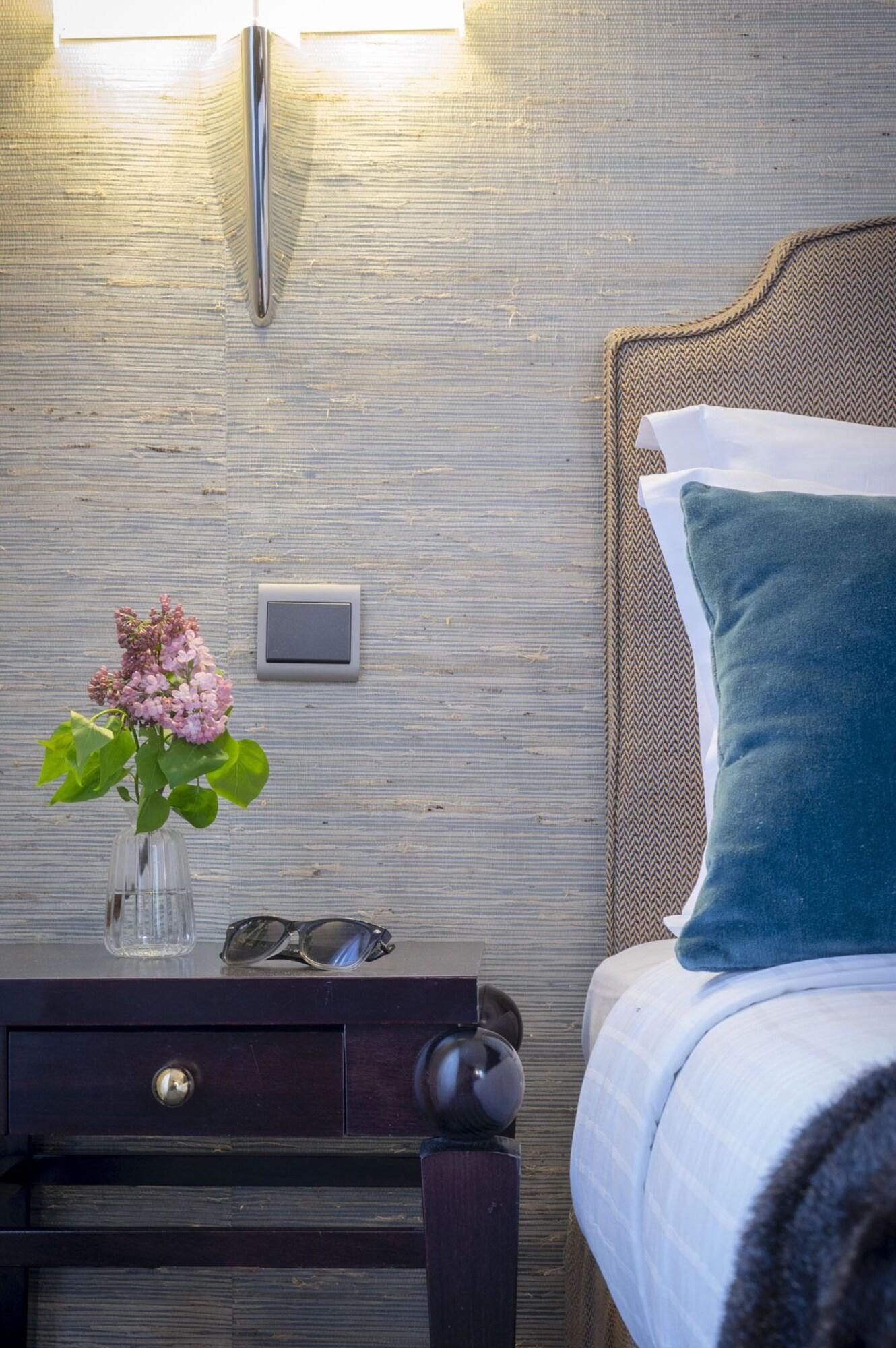 Double Deluxe Queen Bed