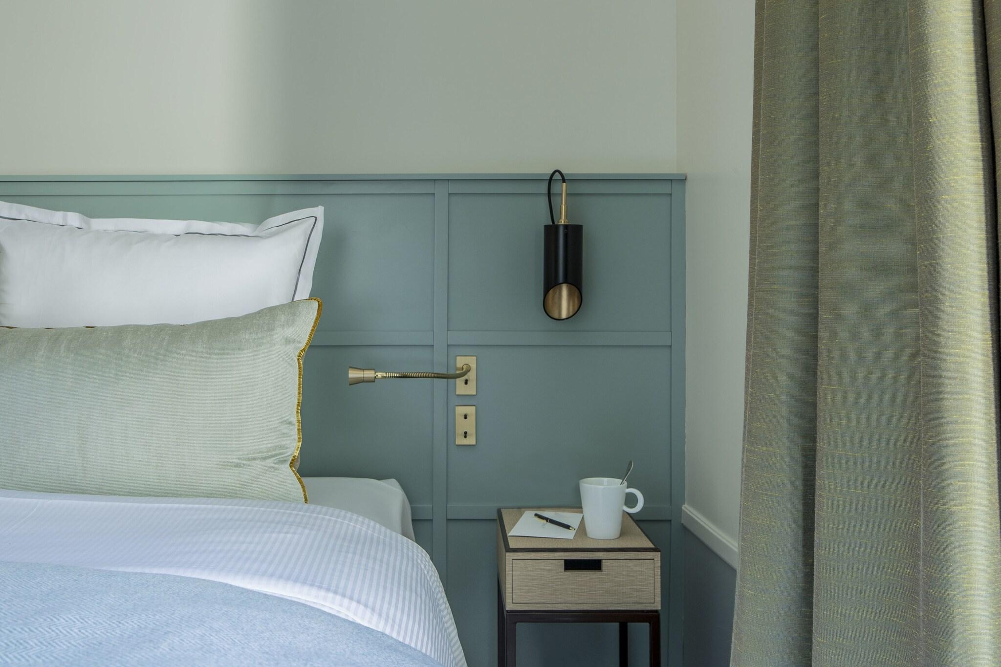 Double Deluxe Queen Bed