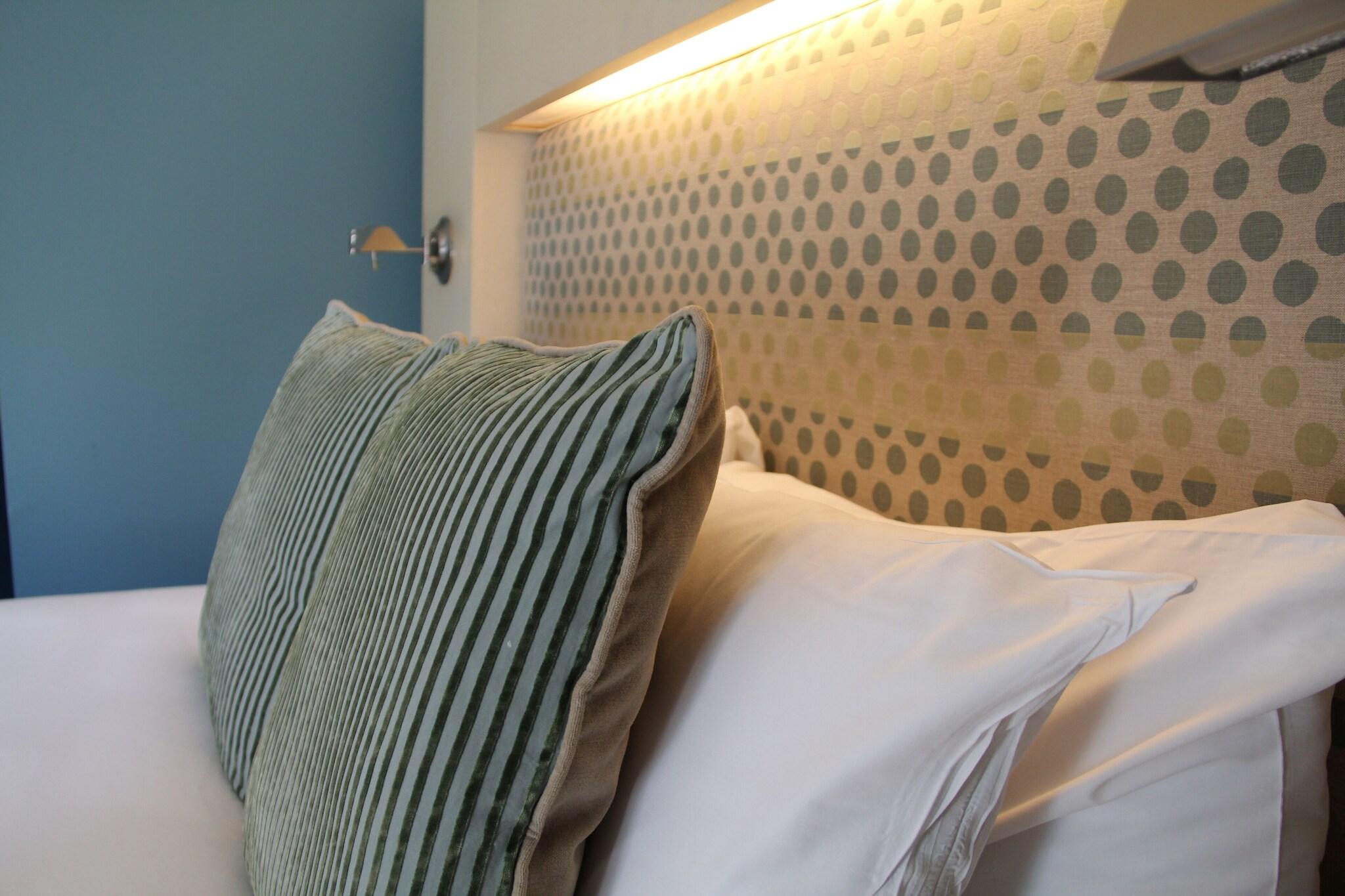 Junior Suite Queen Size Bed