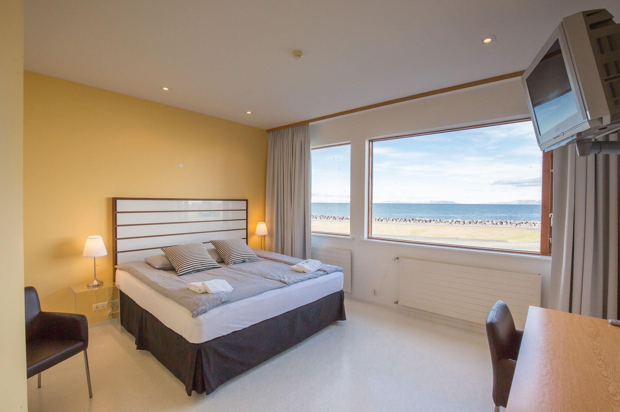 Double Deluxe One Bed