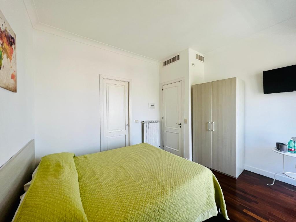 Double Queen Size Bed