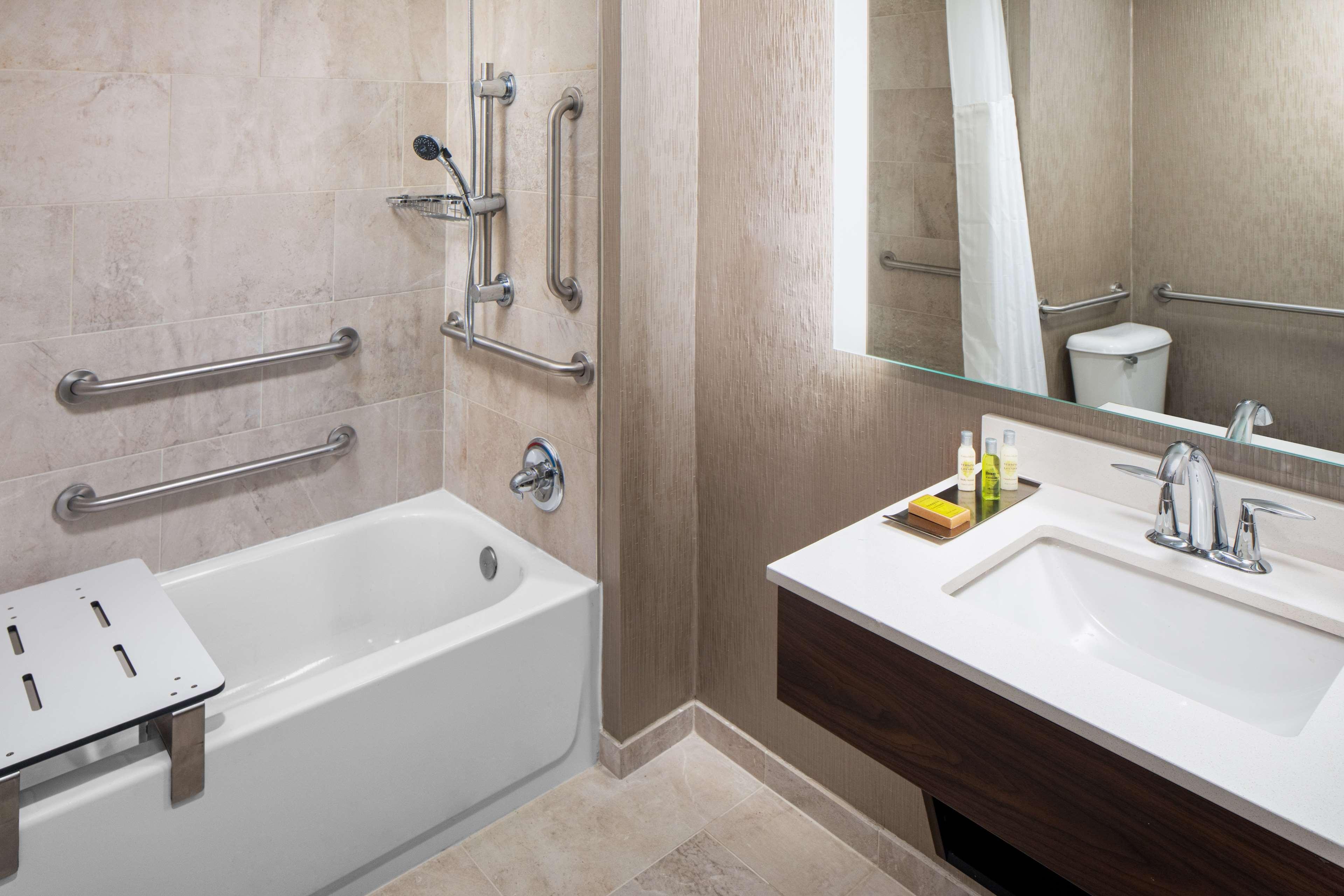 Suite Accessible King Size Bed