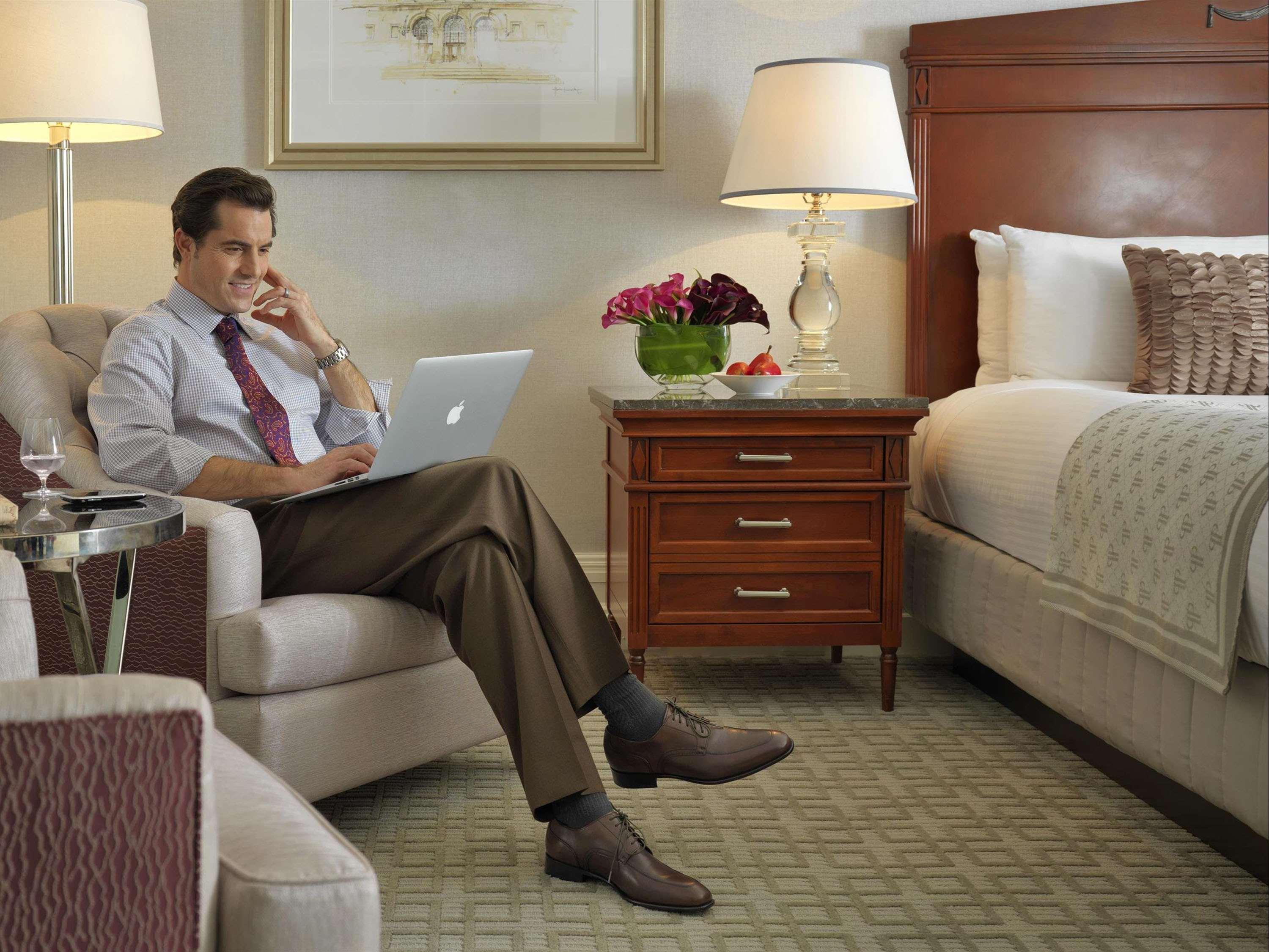 Studio Accessible King Size Bed