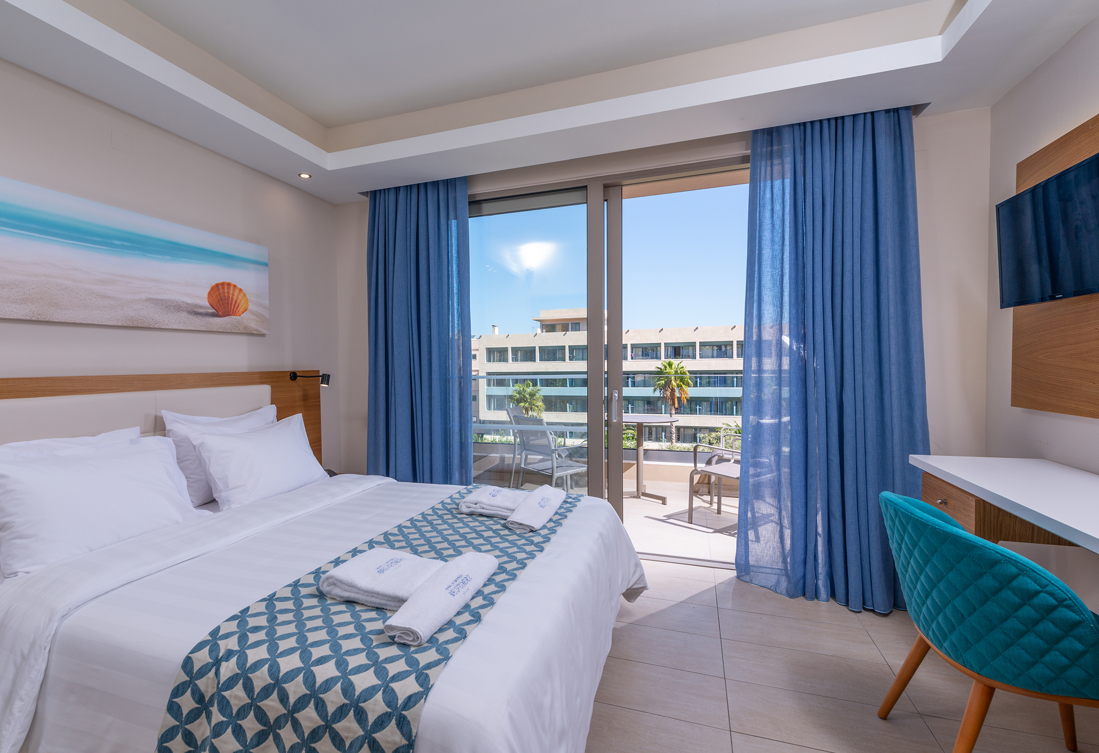 Family Room Superior Mountain View