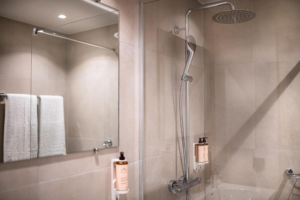 Double Deluxe King Bed