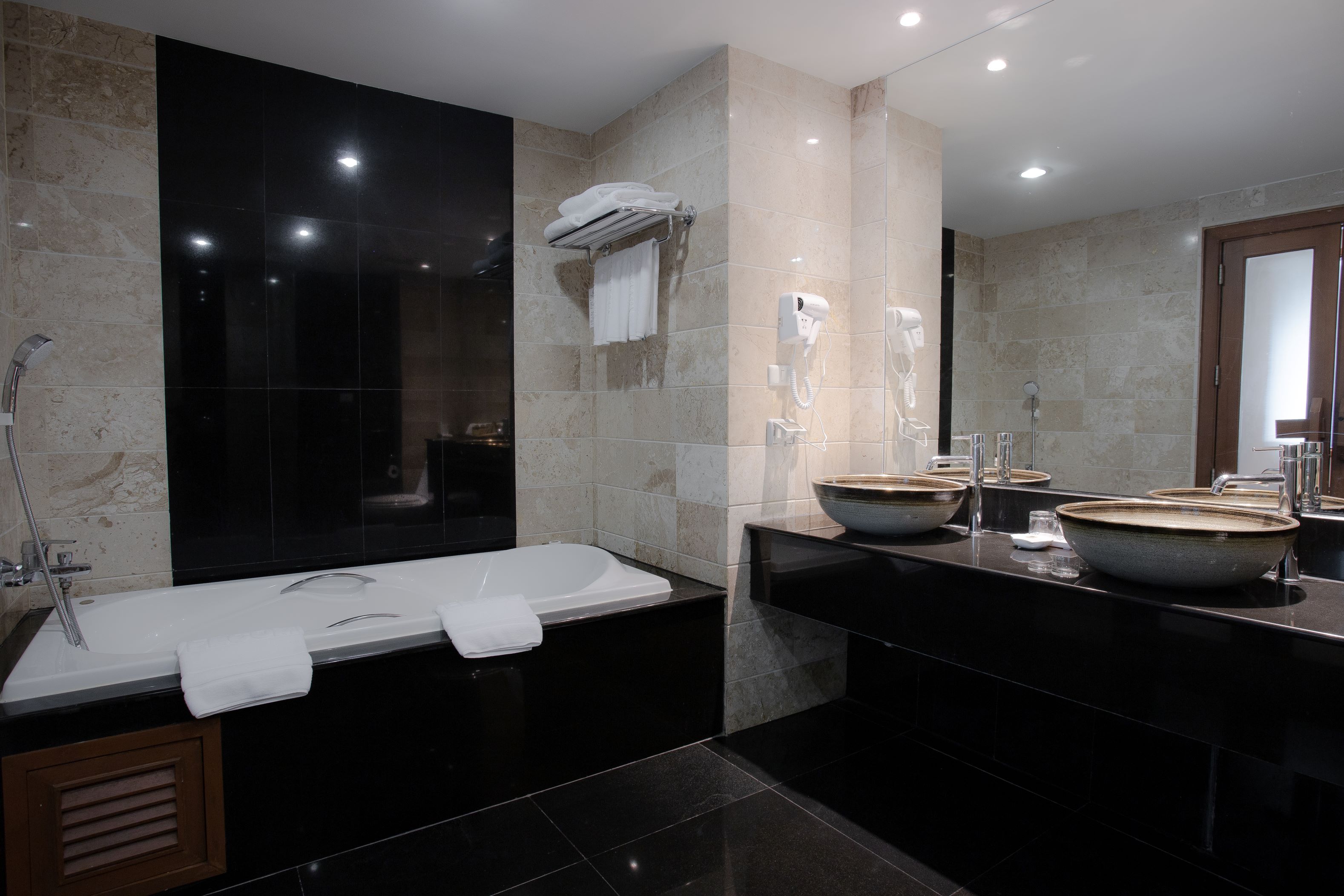 Suite Pool View King Bed