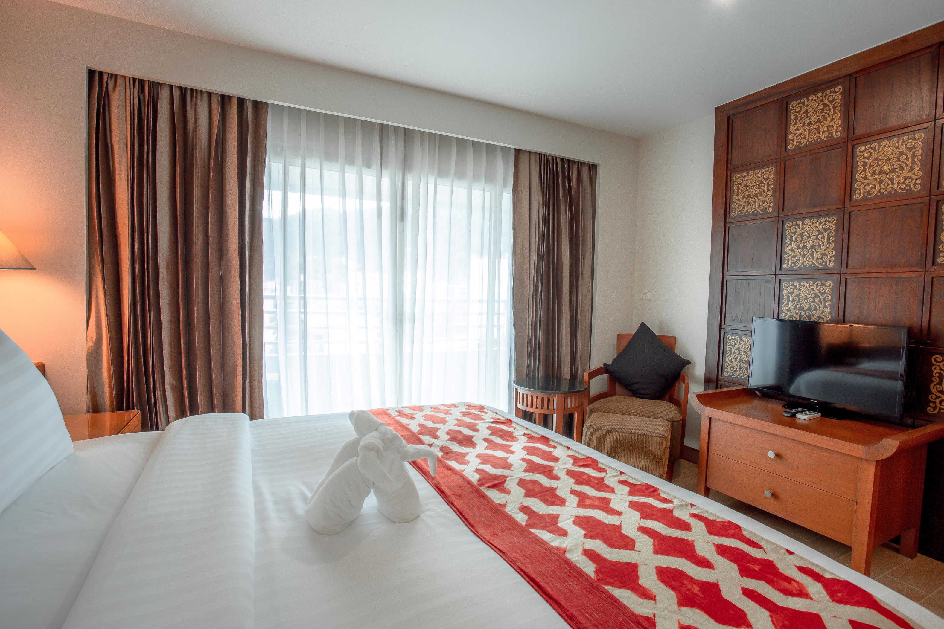 Suite Pool View King Bed