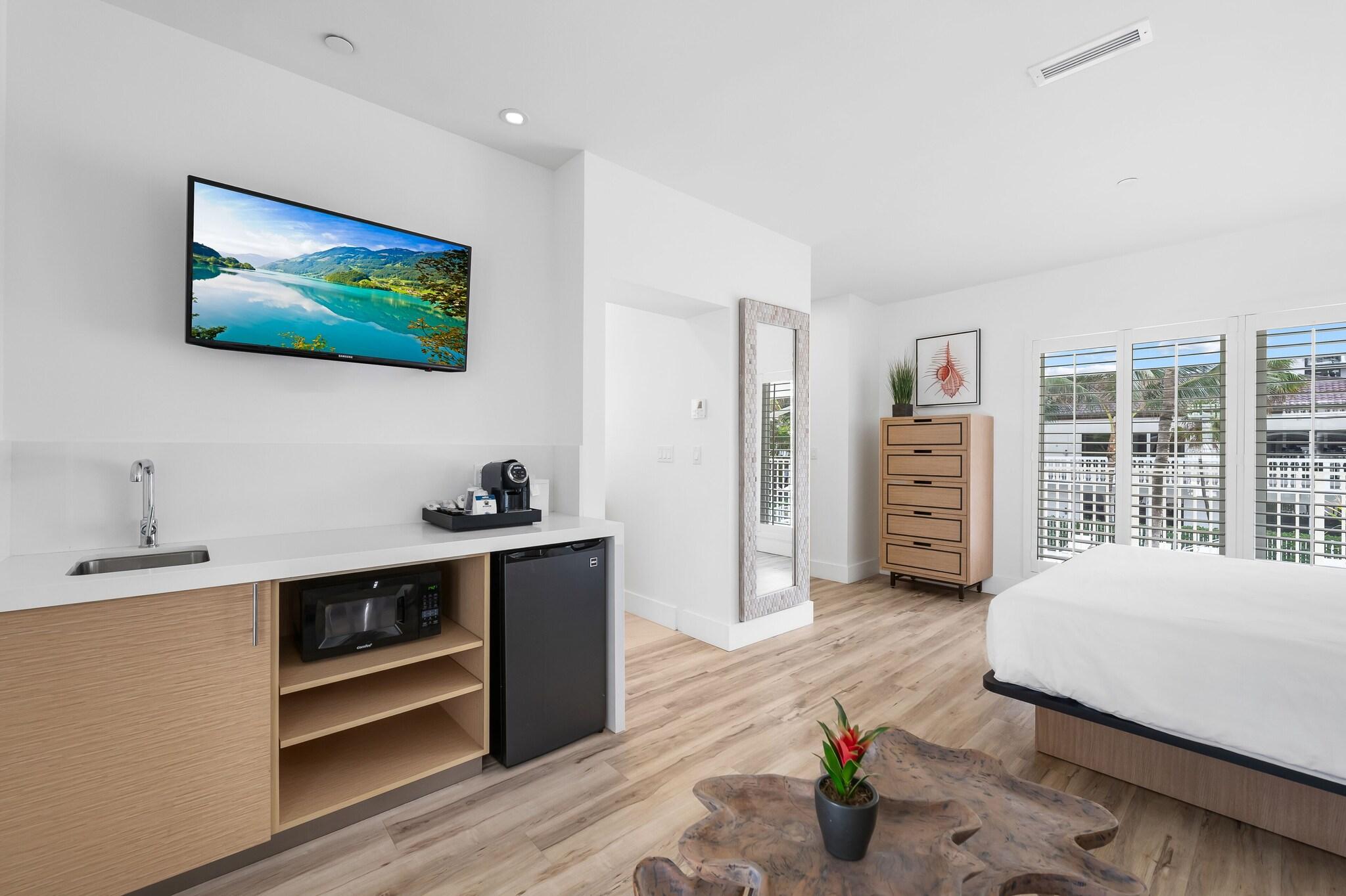 Junior Suite Partial Ocean View King Bed