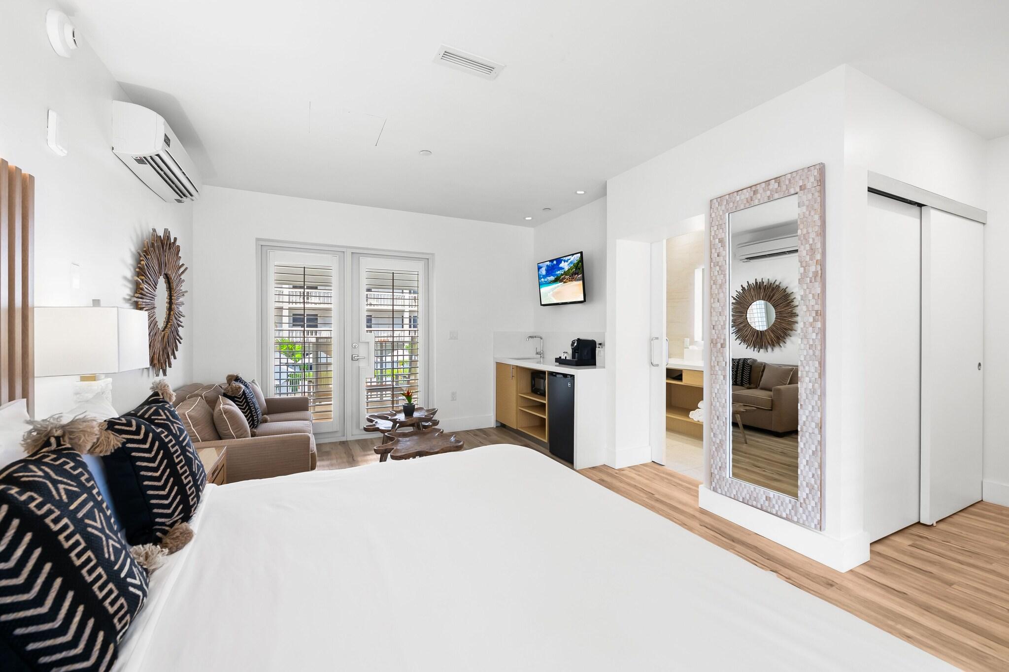 Junior Suite Partial Ocean View King Bed