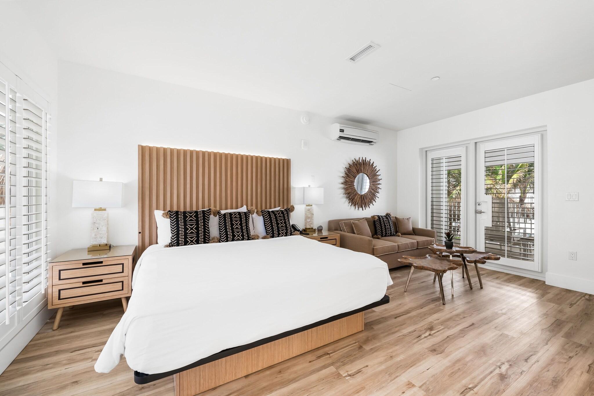 Junior Suite Partial Ocean View King Bed