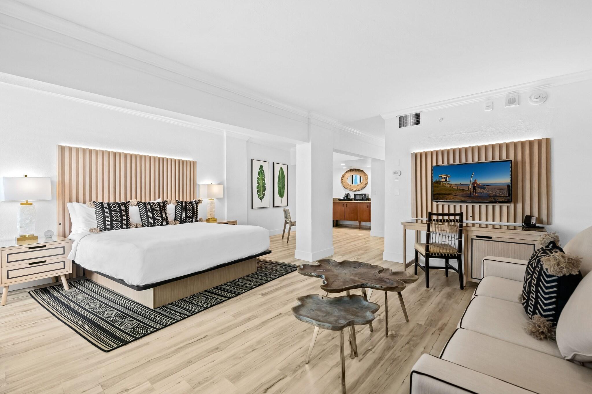 Junior Suite Partial Ocean View King Bed