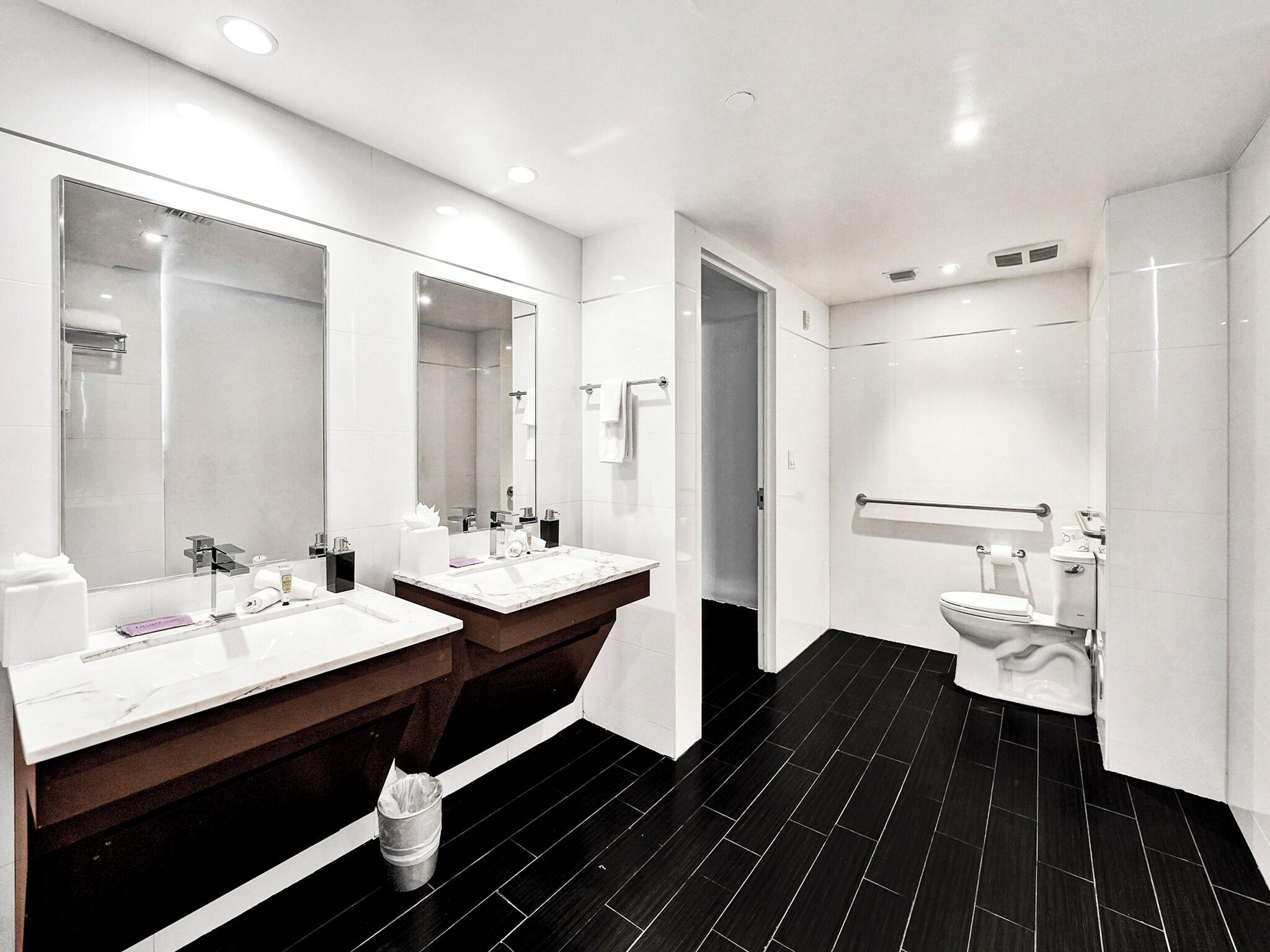 Suite Accessible King Size Bed