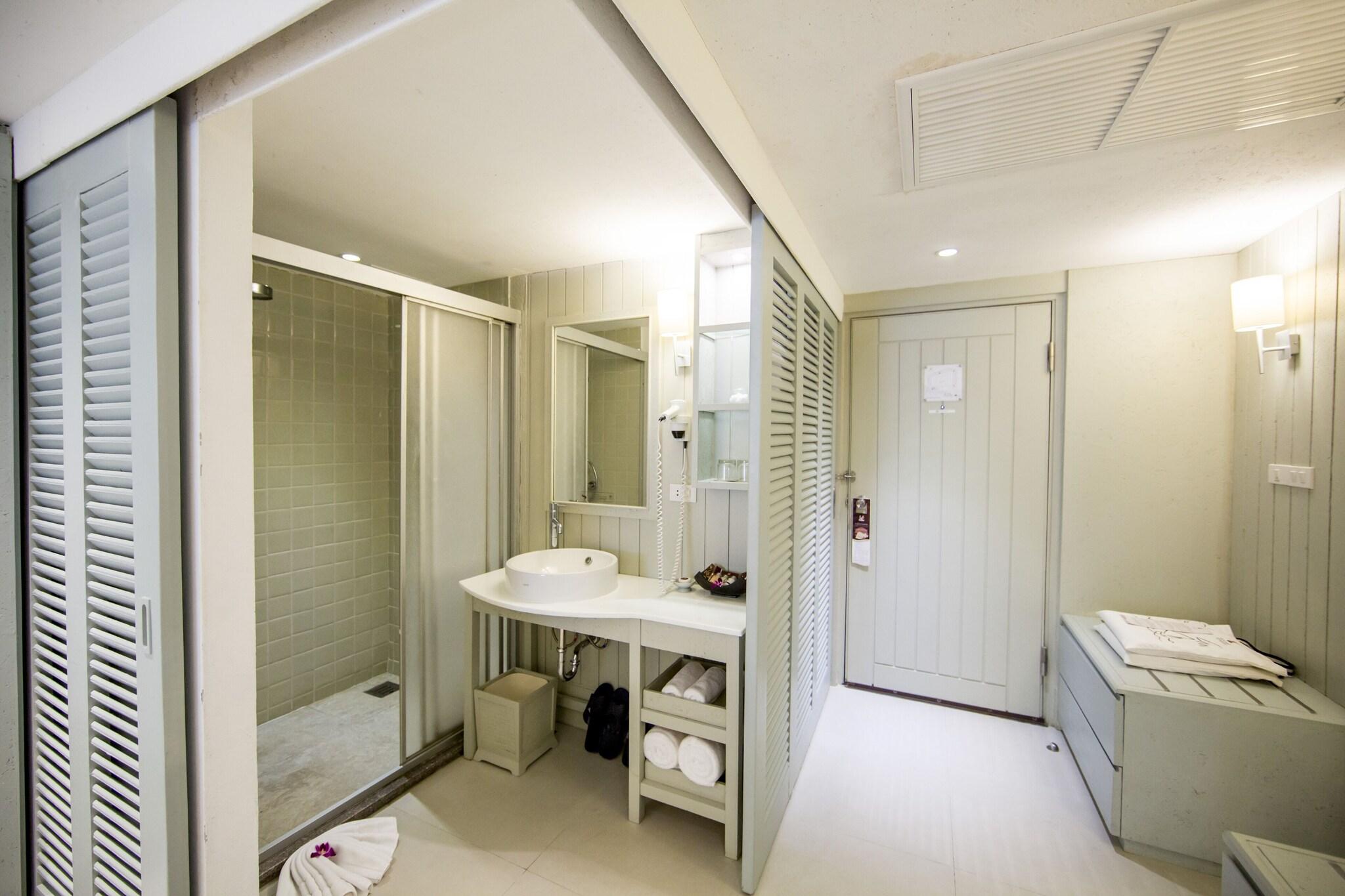 Double Pool View King Bed