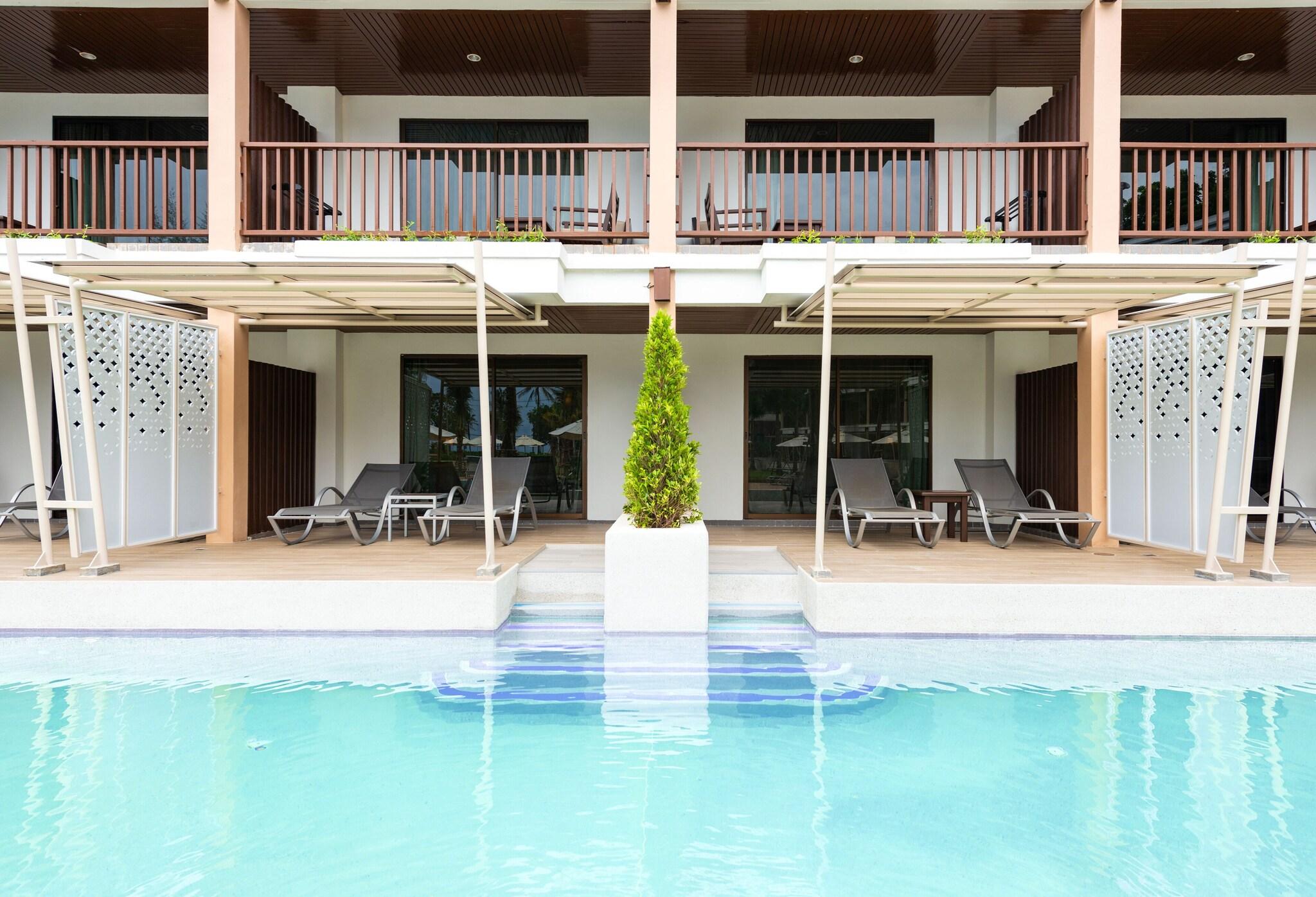 Double Pool View King Bed