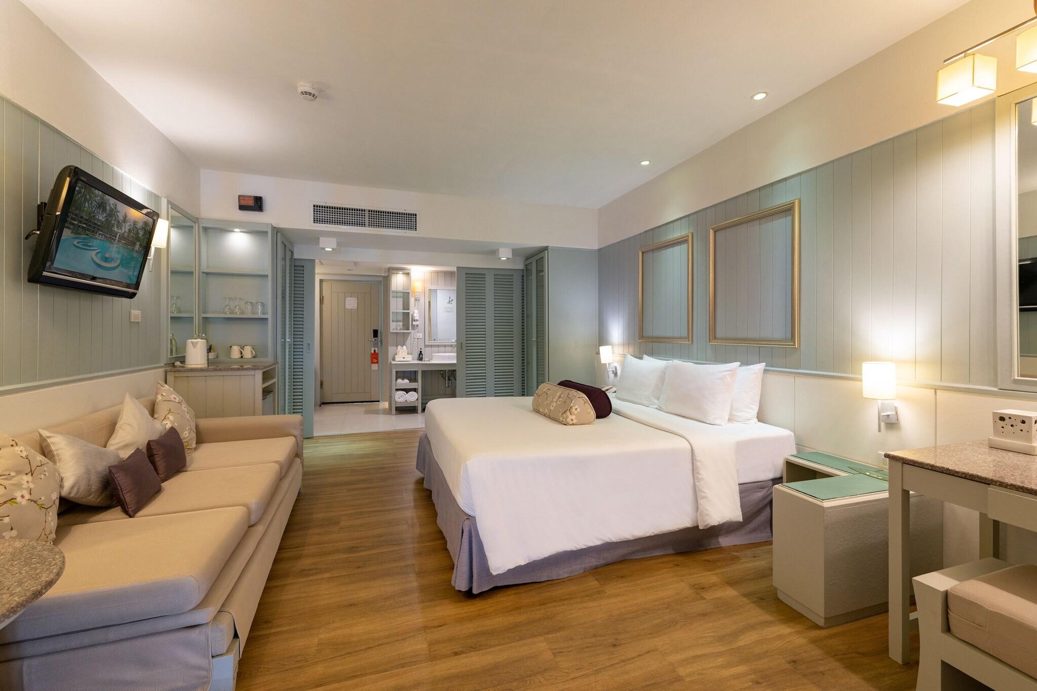 Double Pool View King Bed