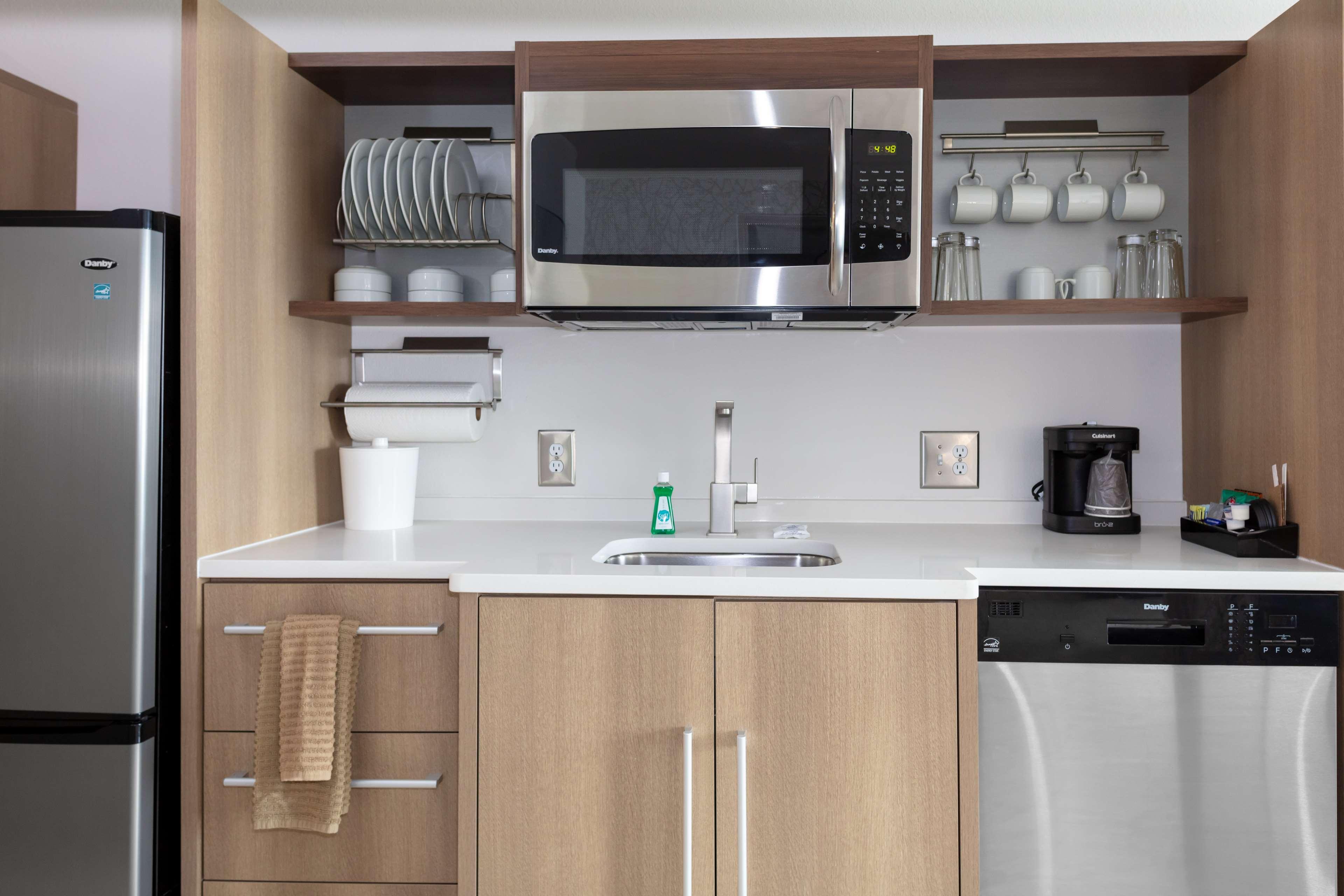 Studio Two Queen Beds Non Smoking