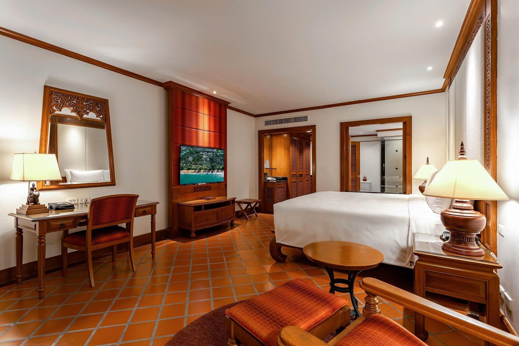 Double Pool View King Bed