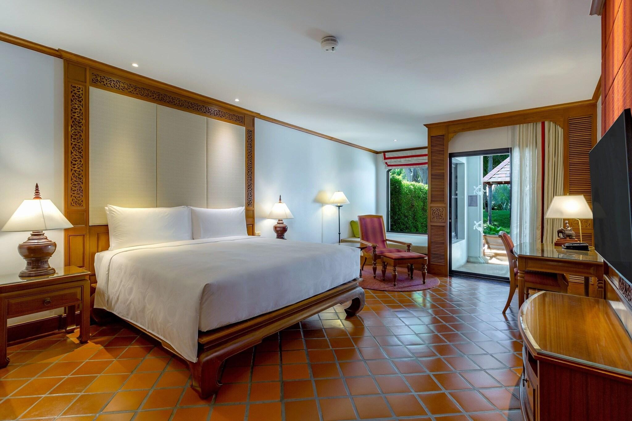 Double Pool View King Bed