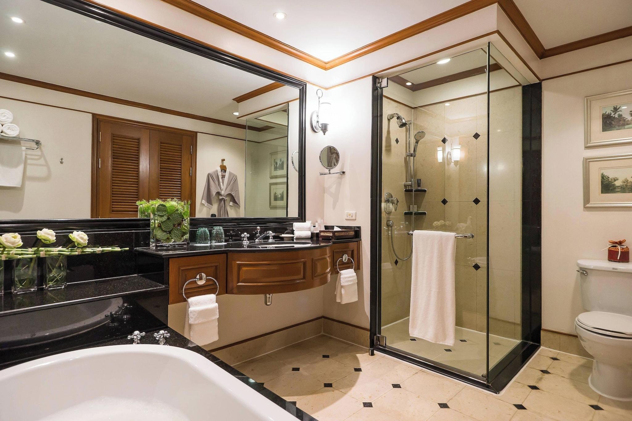 Family Room Garden View with Balcony