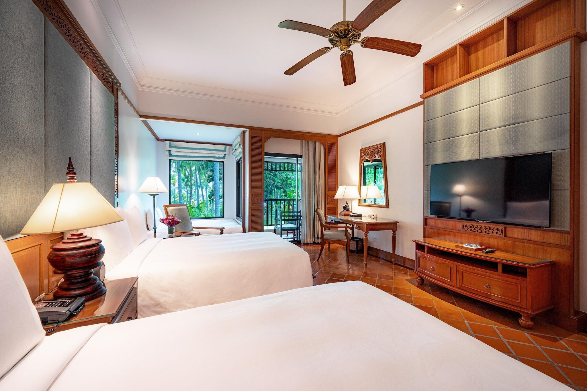 Family Room Garden View with Balcony