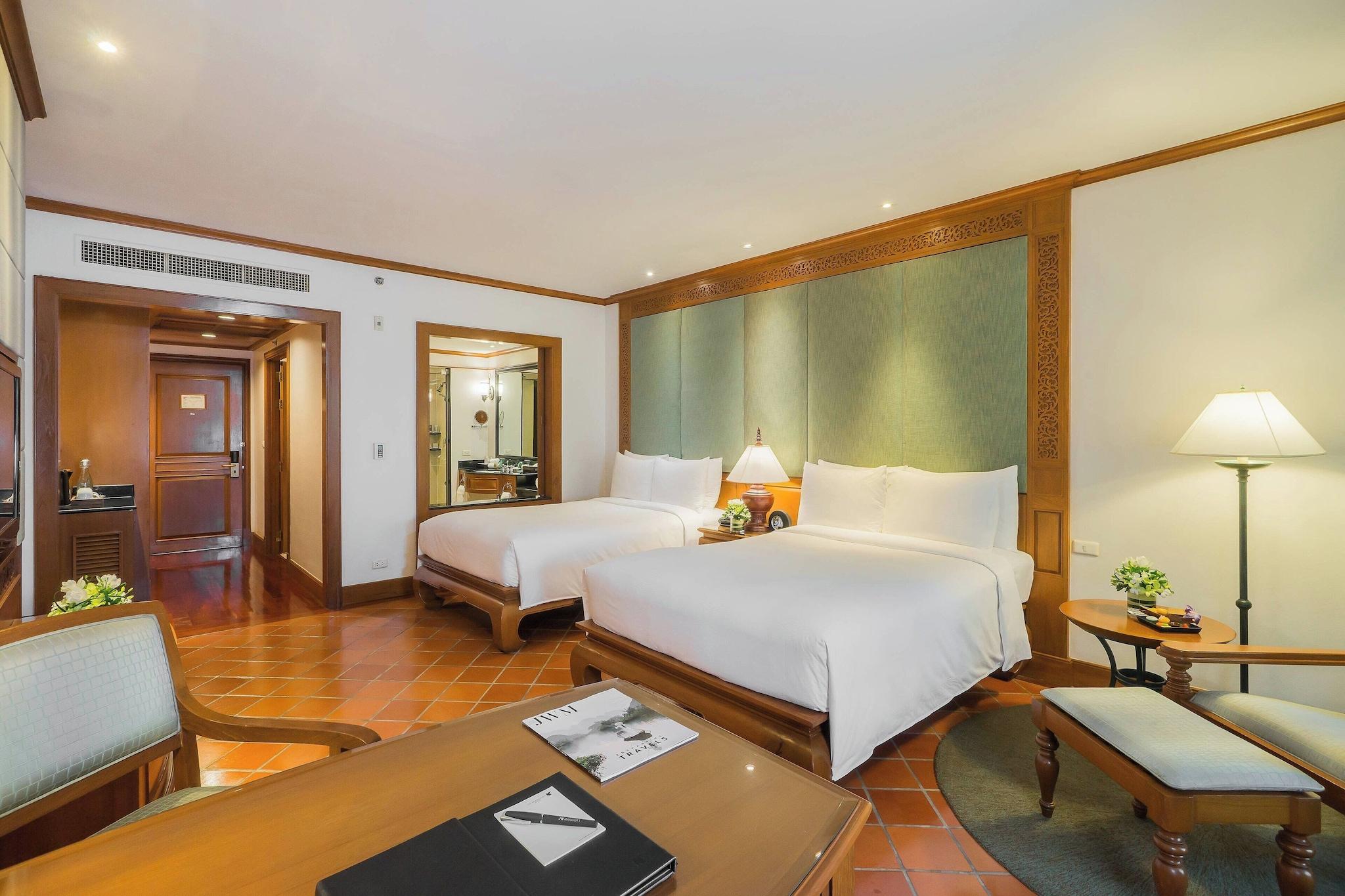 Family Room Garden View with Balcony