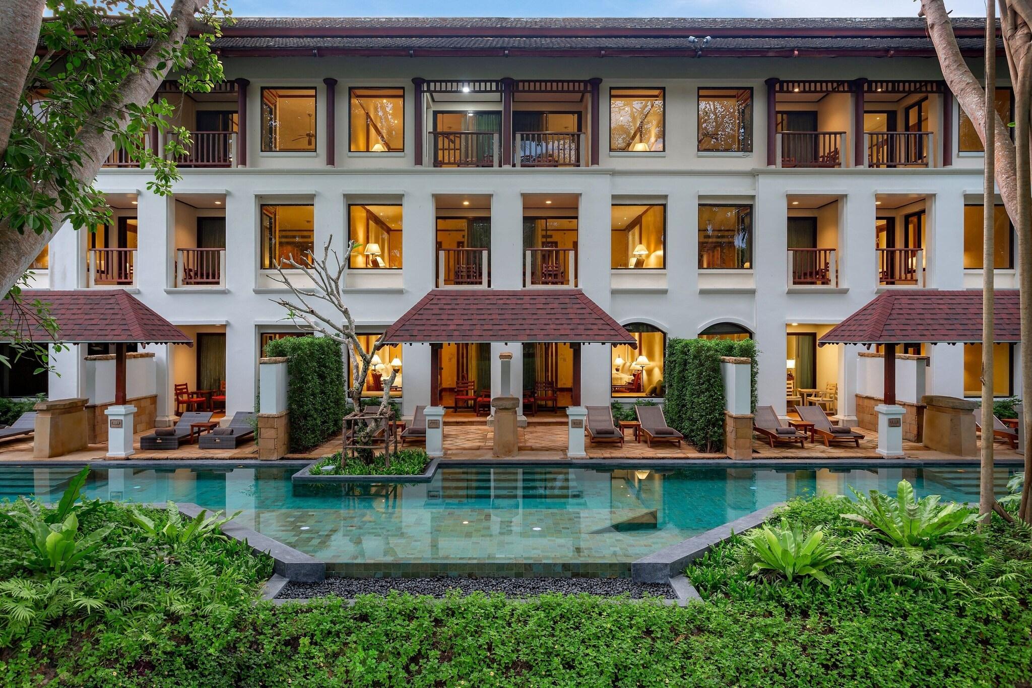 Double Pool View King Bed