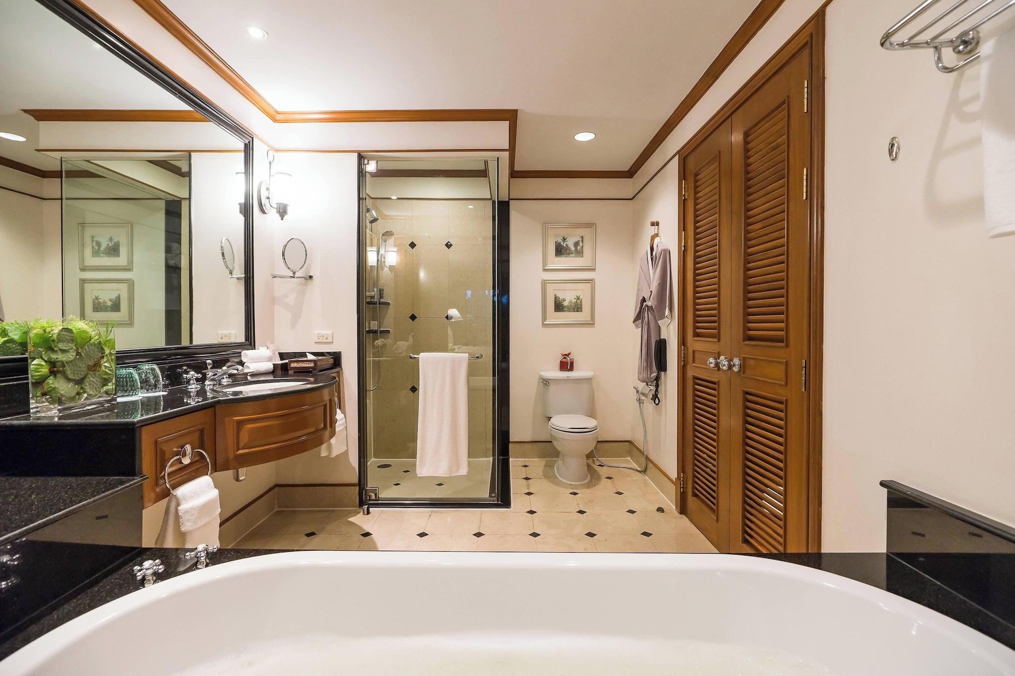 Double Pool View King Bed