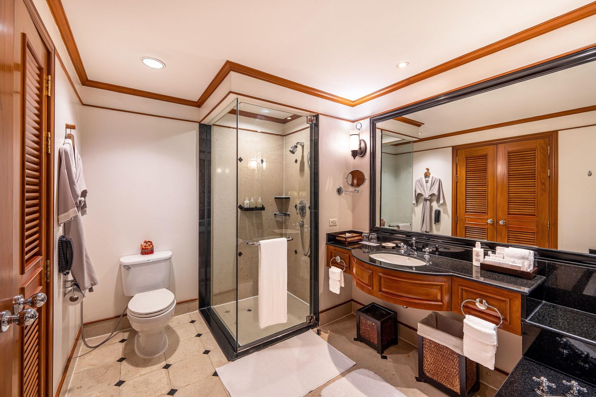 Family Room Garden View with Balcony