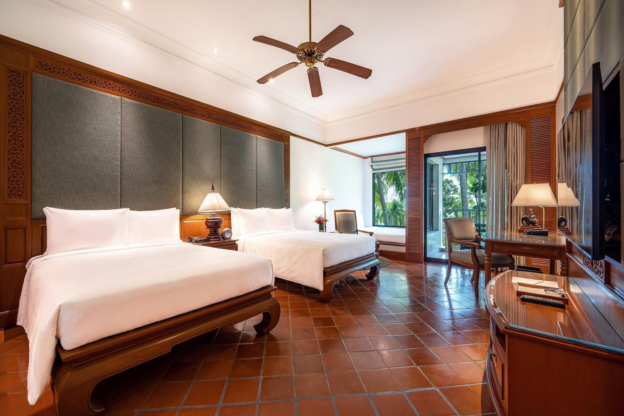 Family Room Garden View with Balcony