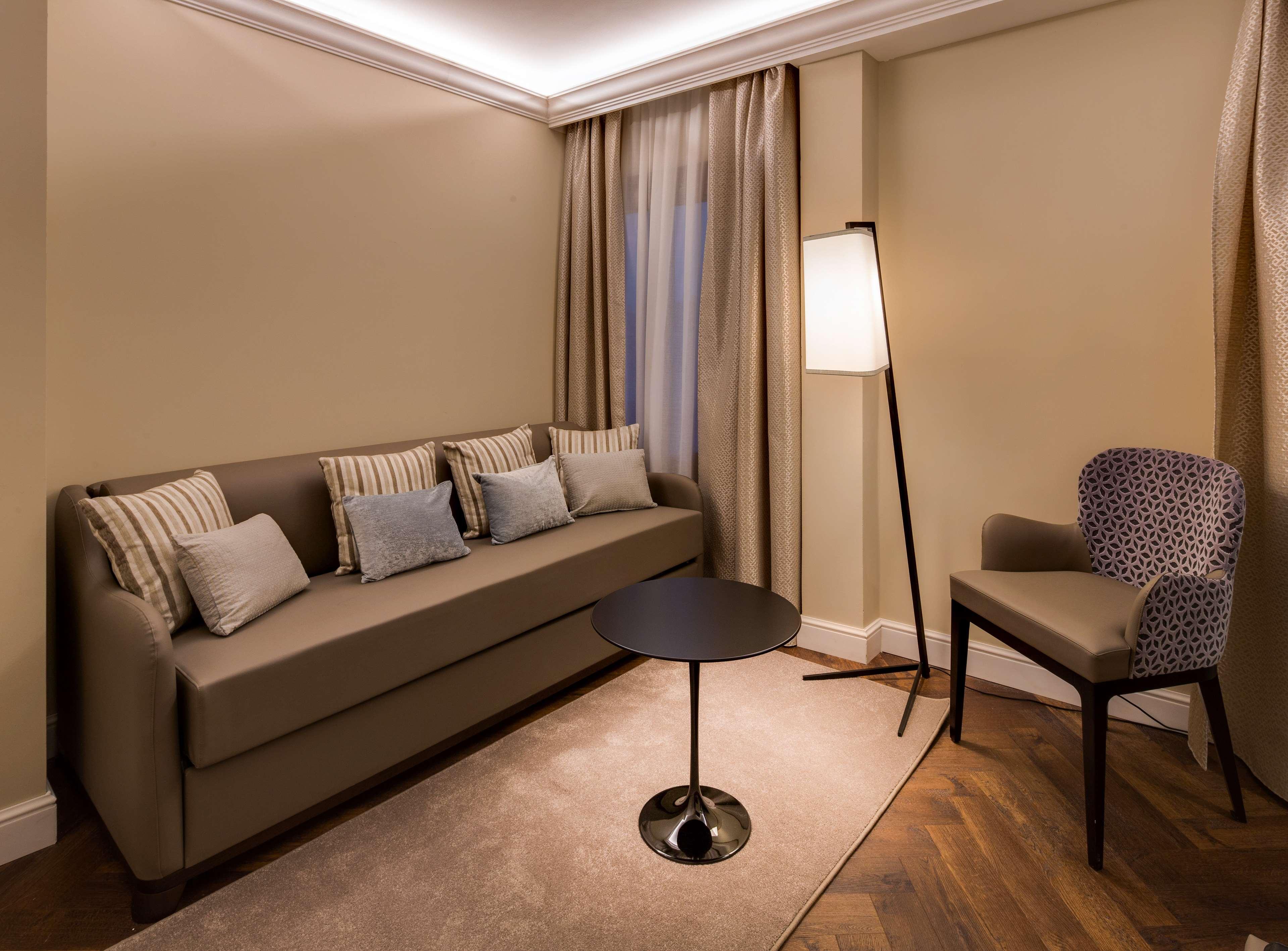 Junior Suite Queen Size Bed