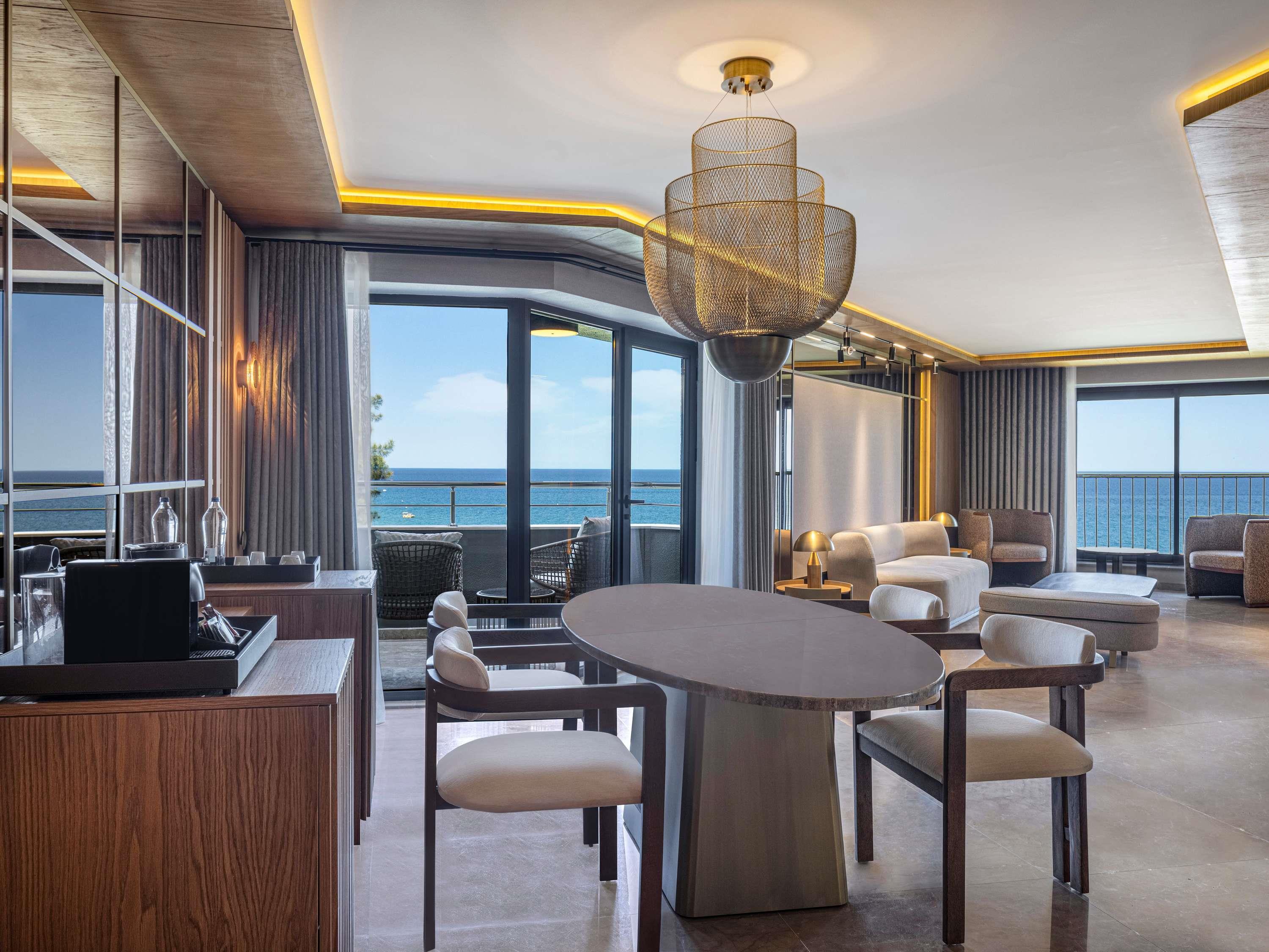 Suite Deluxe Pool View