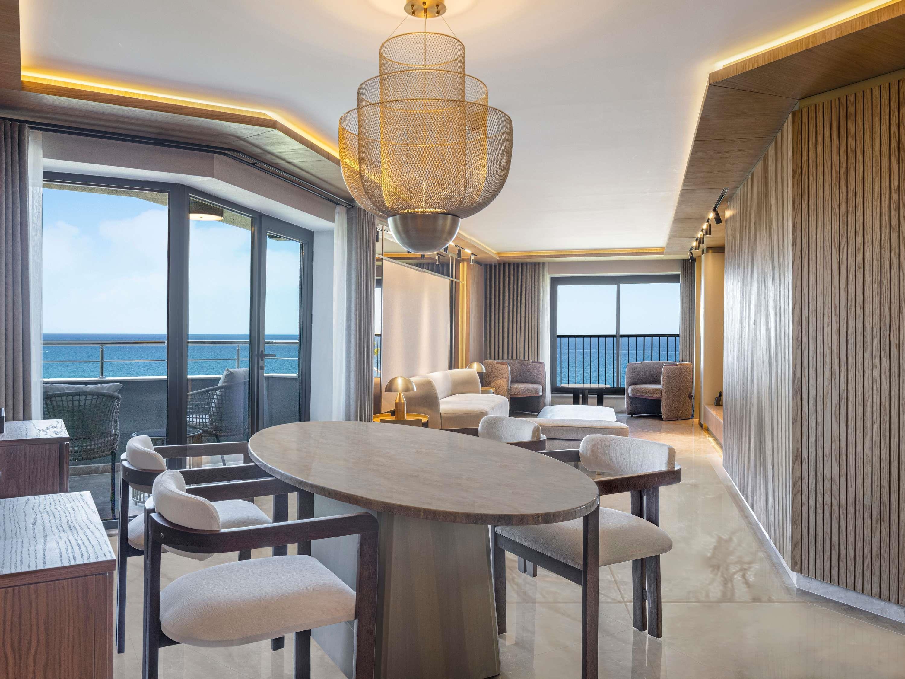 Suite Deluxe Pool View