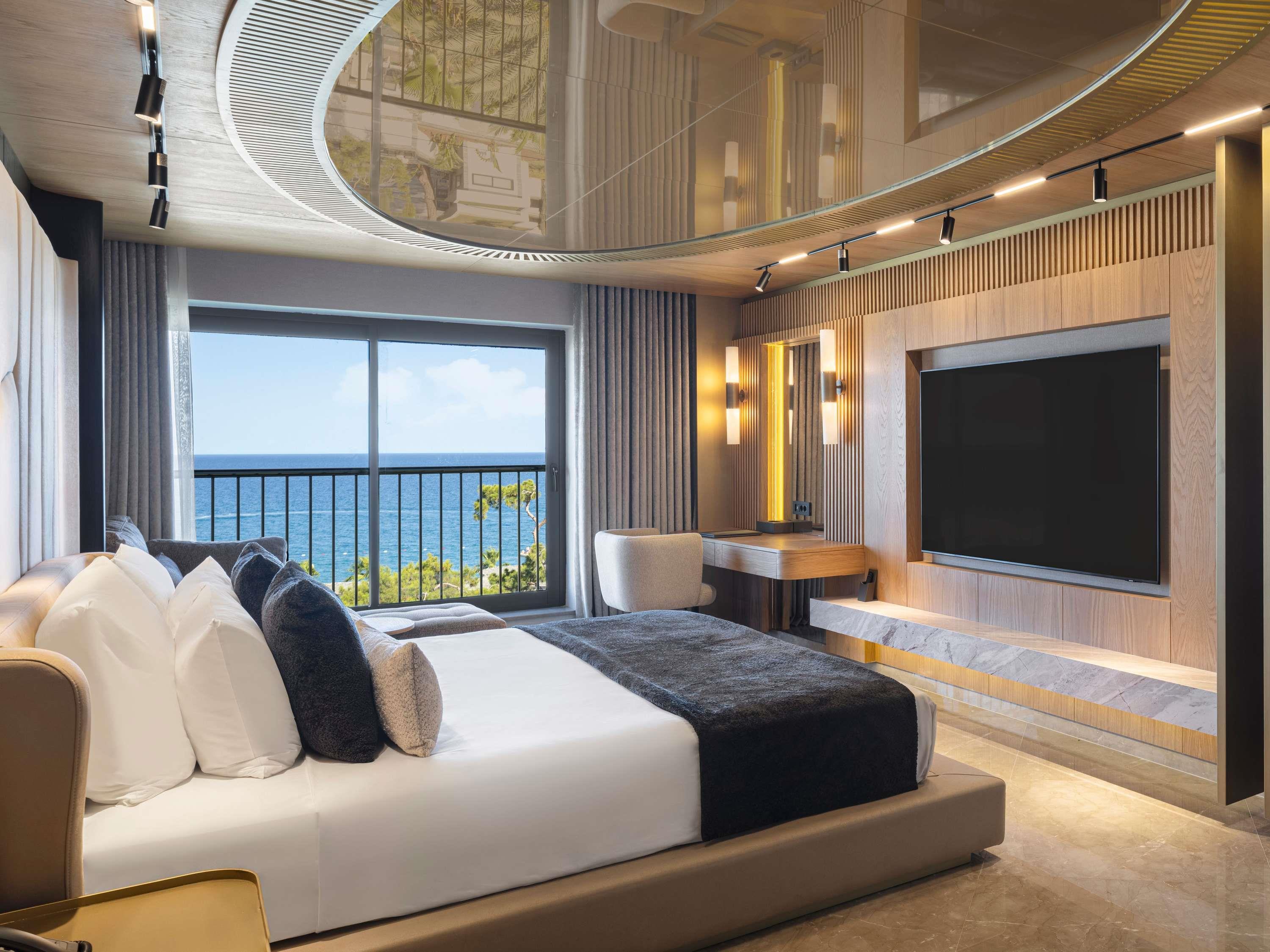 Suite Deluxe Pool View