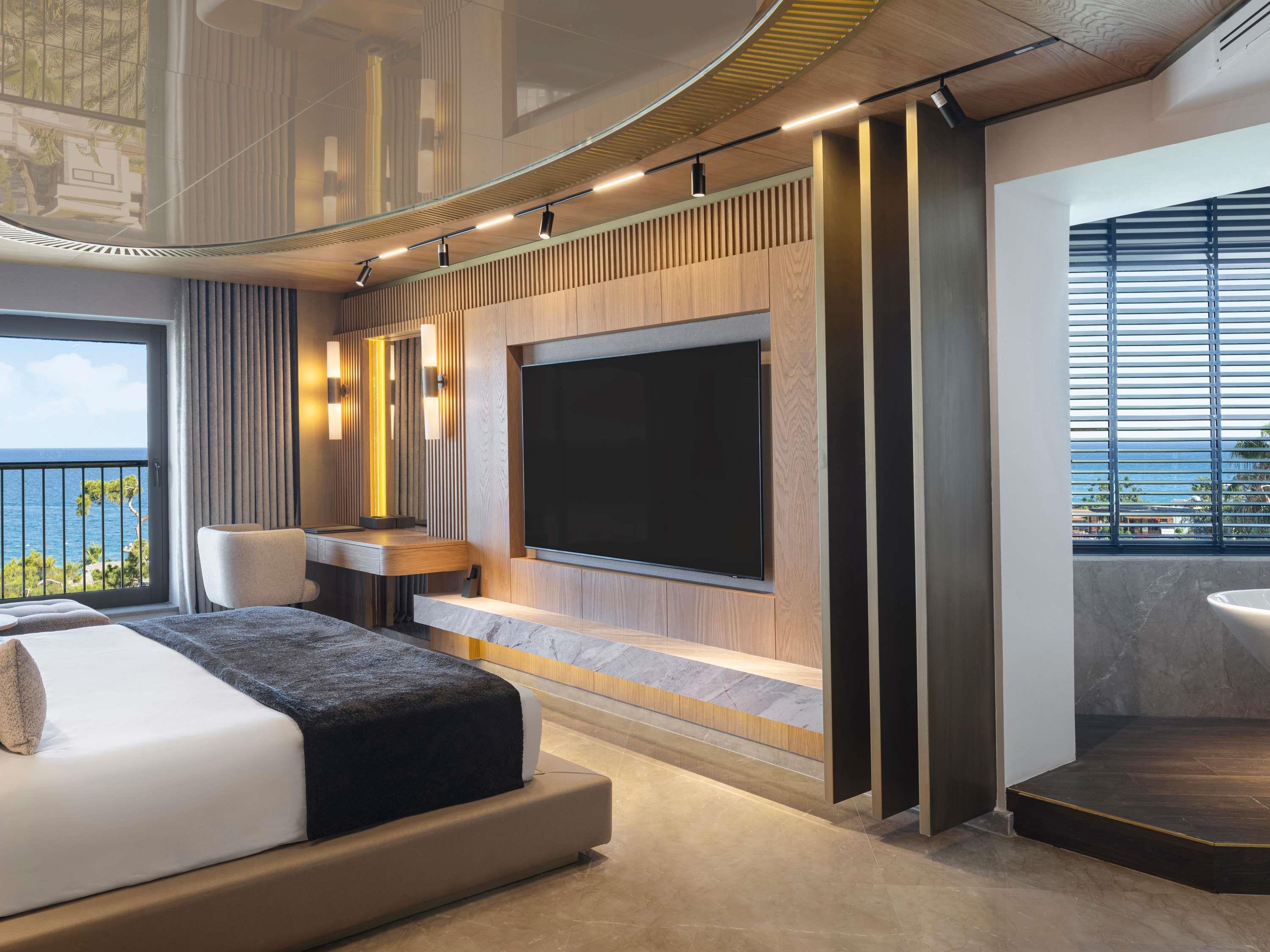 Suite Deluxe Pool View