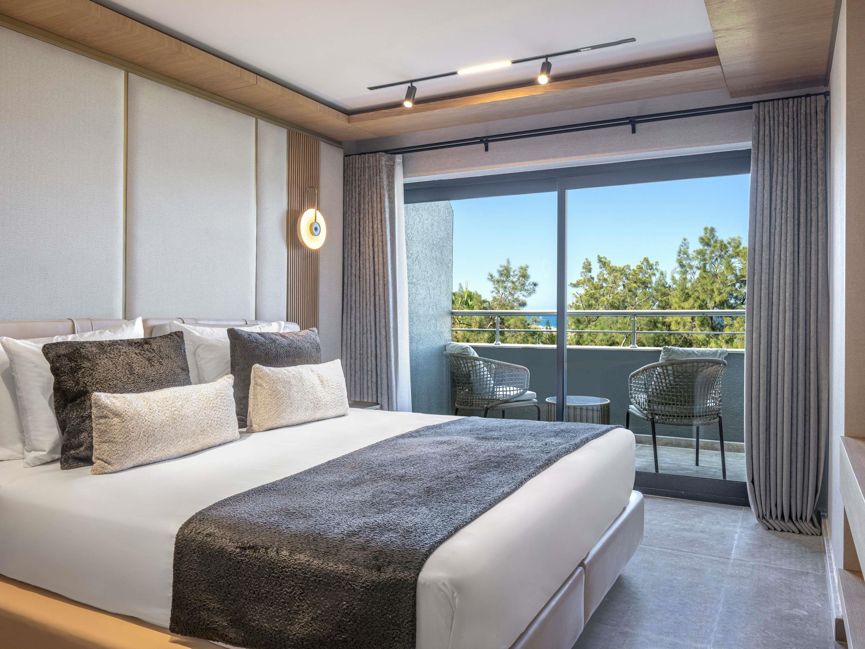 Suite Deluxe Pool View