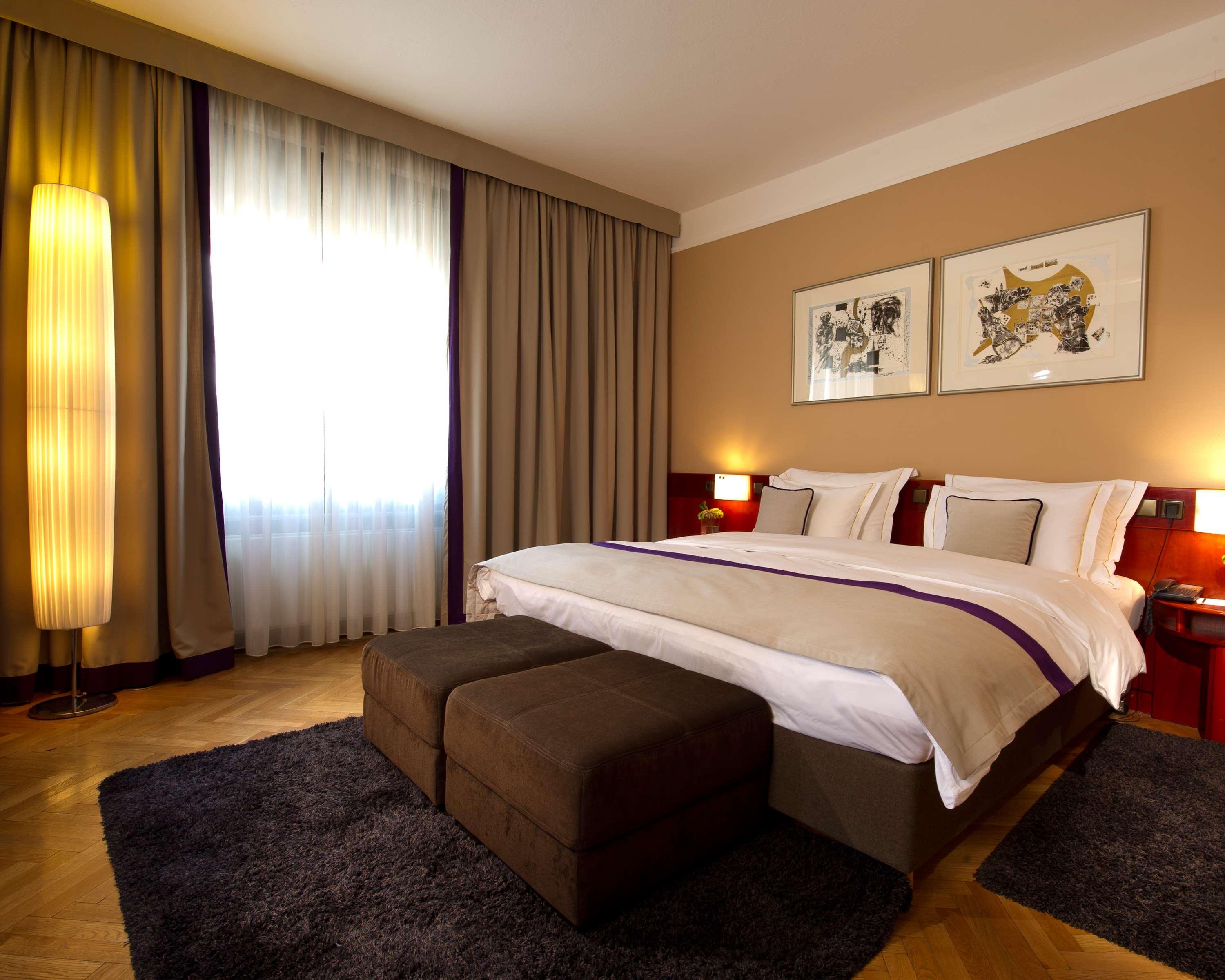 Suite King Size Bed