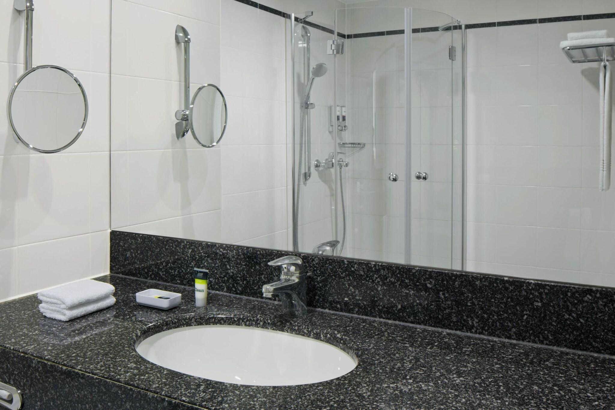 Double Classic Queen Bed