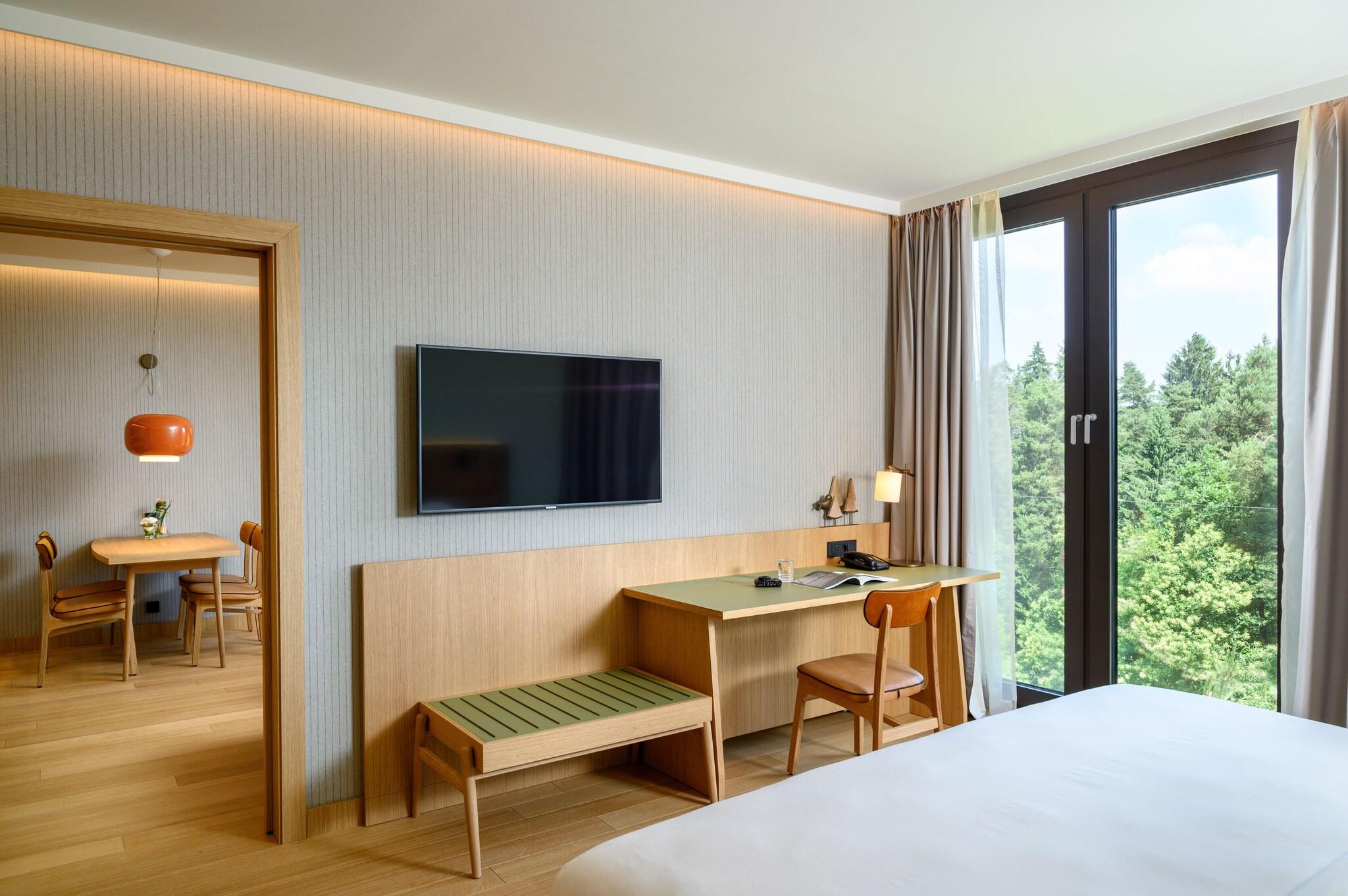 Double Business Queen Bed