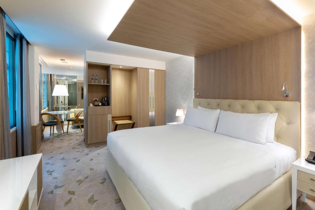 Junior Suite King Size Bed